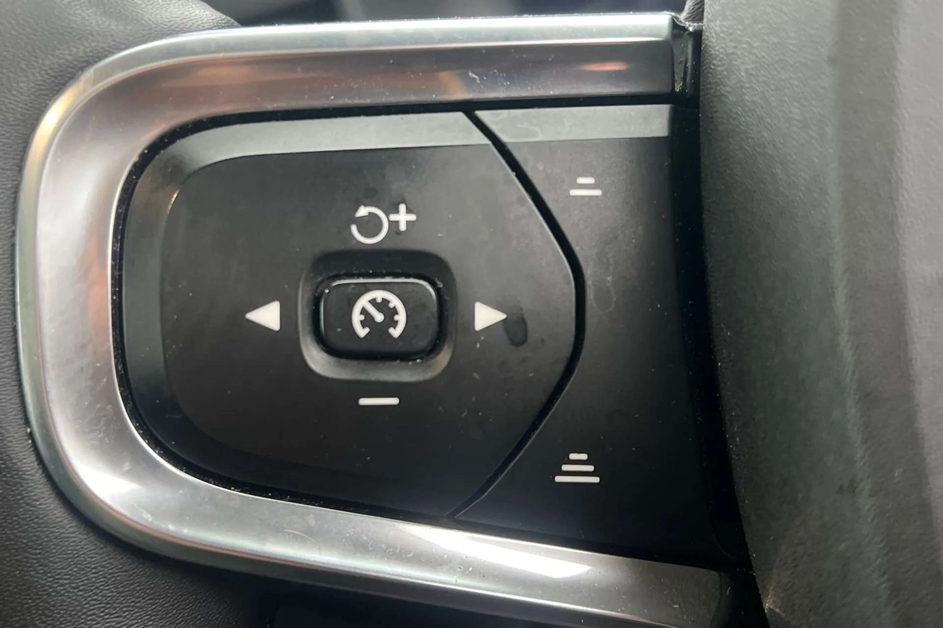 2022 VOLVO C40 2022 VOLVO C40