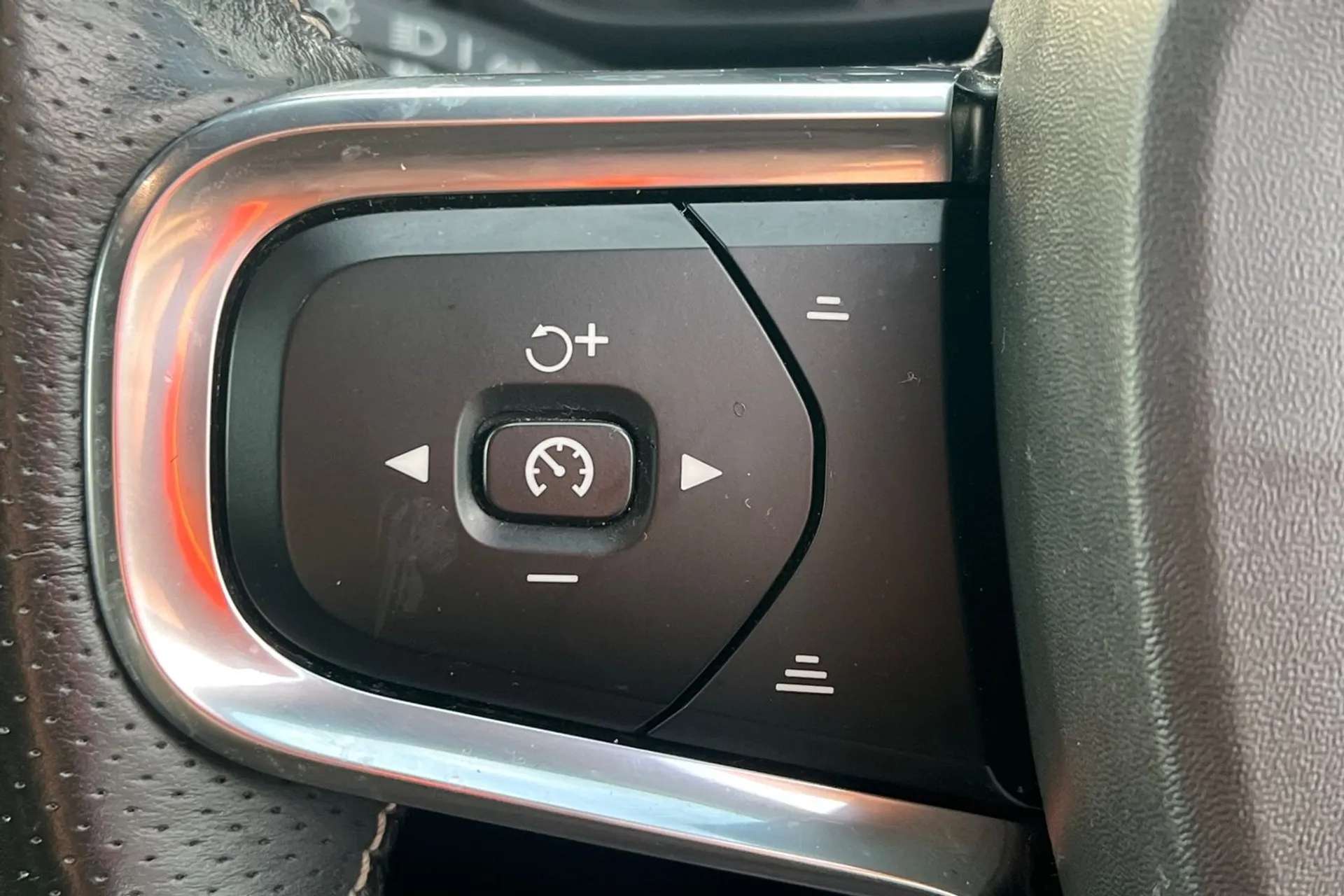 2020 VOLVO XC40 2020 VOLVO XC40