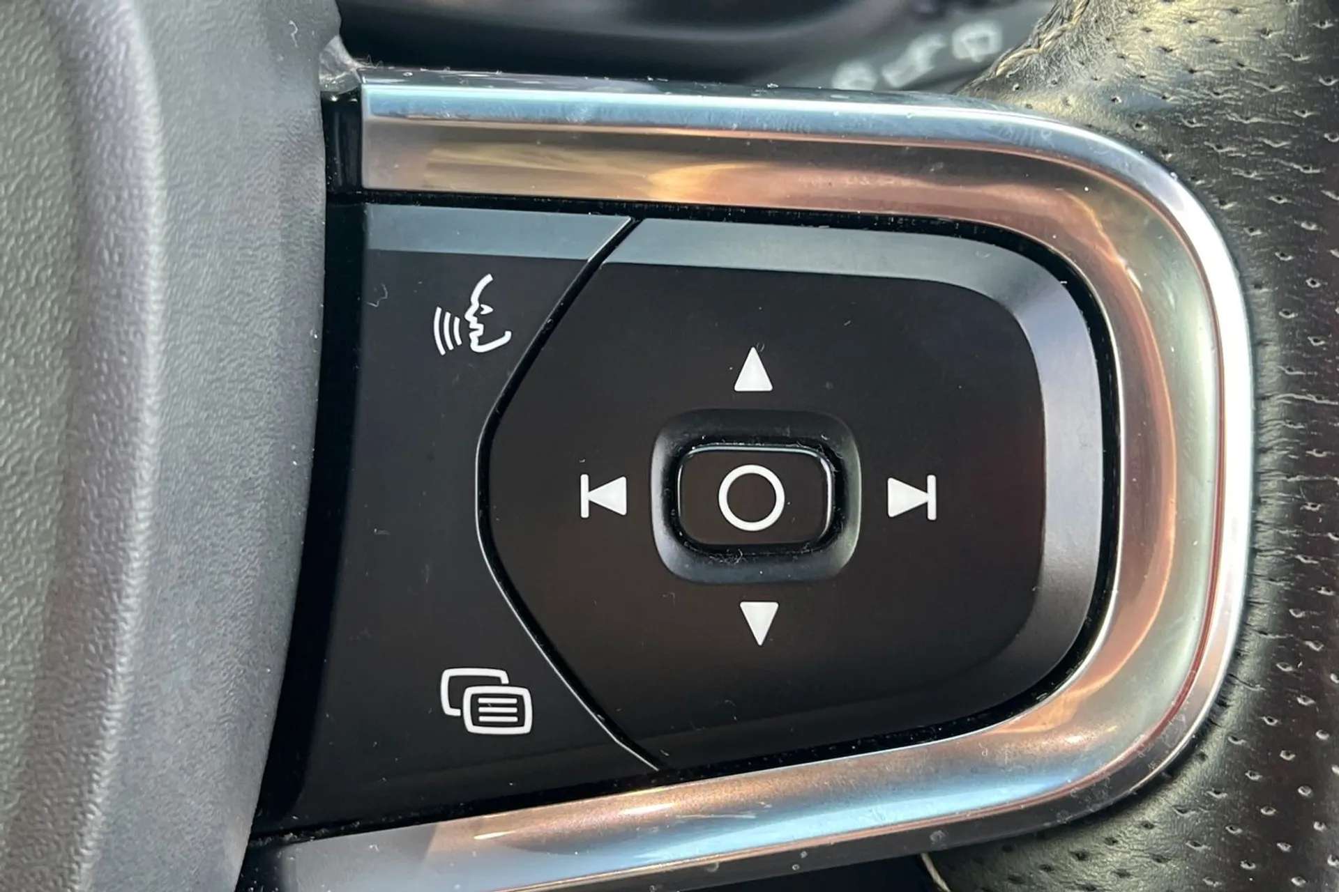 2020 VOLVO XC40 2020 VOLVO XC40