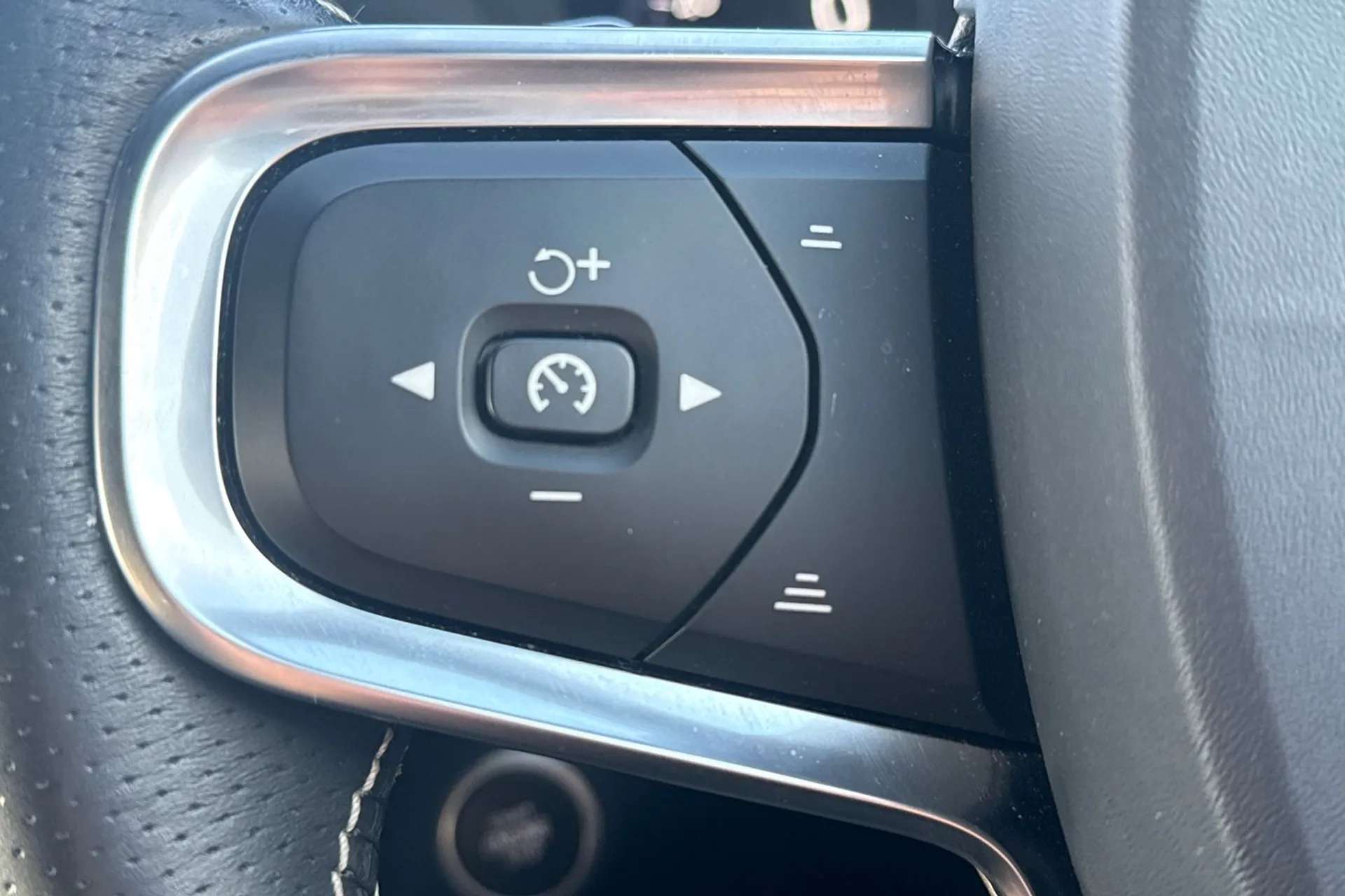 2020 VOLVO XC40 2020 VOLVO XC40