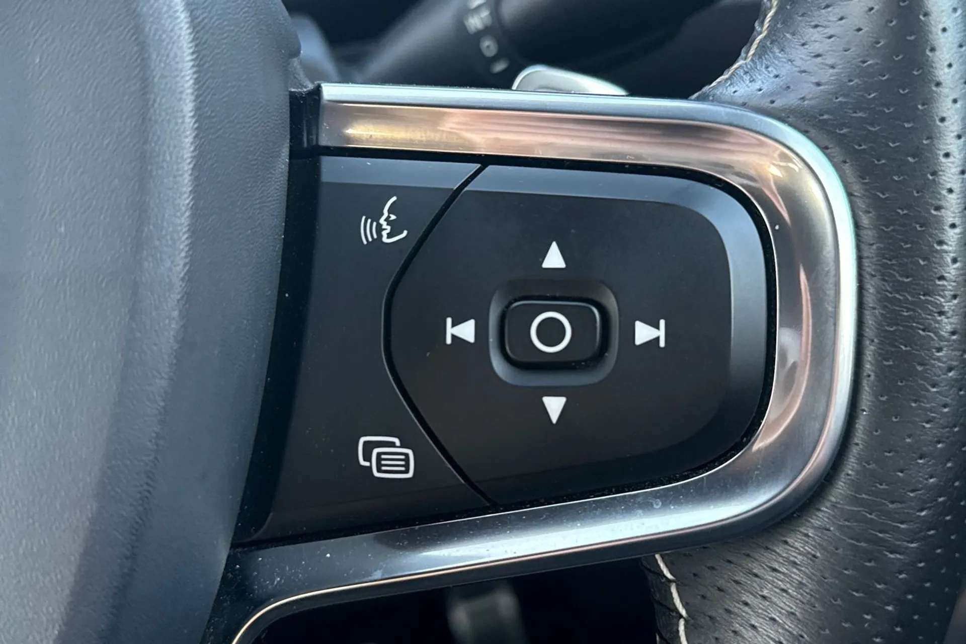 2020 VOLVO XC40 2020 VOLVO XC40