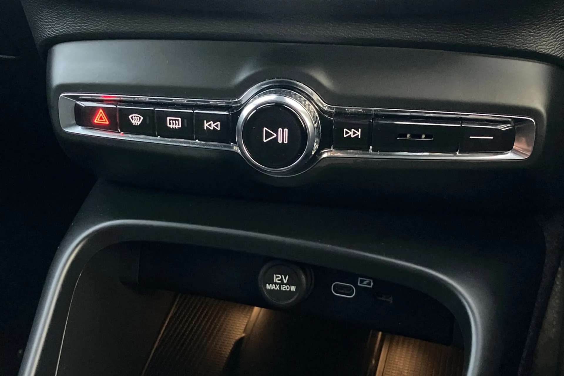 2023 VOLVO XC40 2023 VOLVO XC40