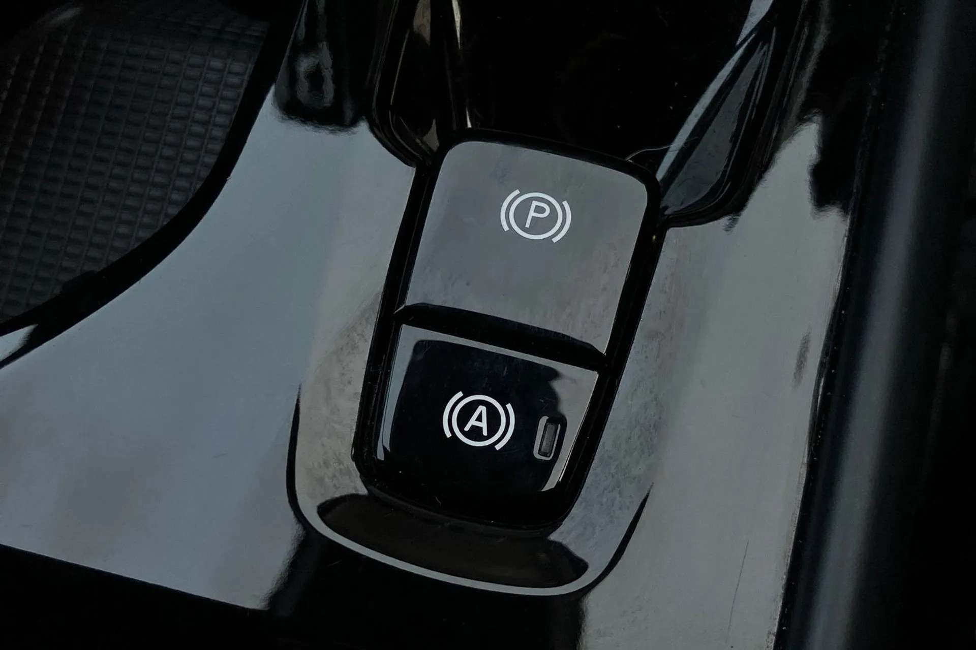 2023 VOLVO XC40 2023 VOLVO XC40