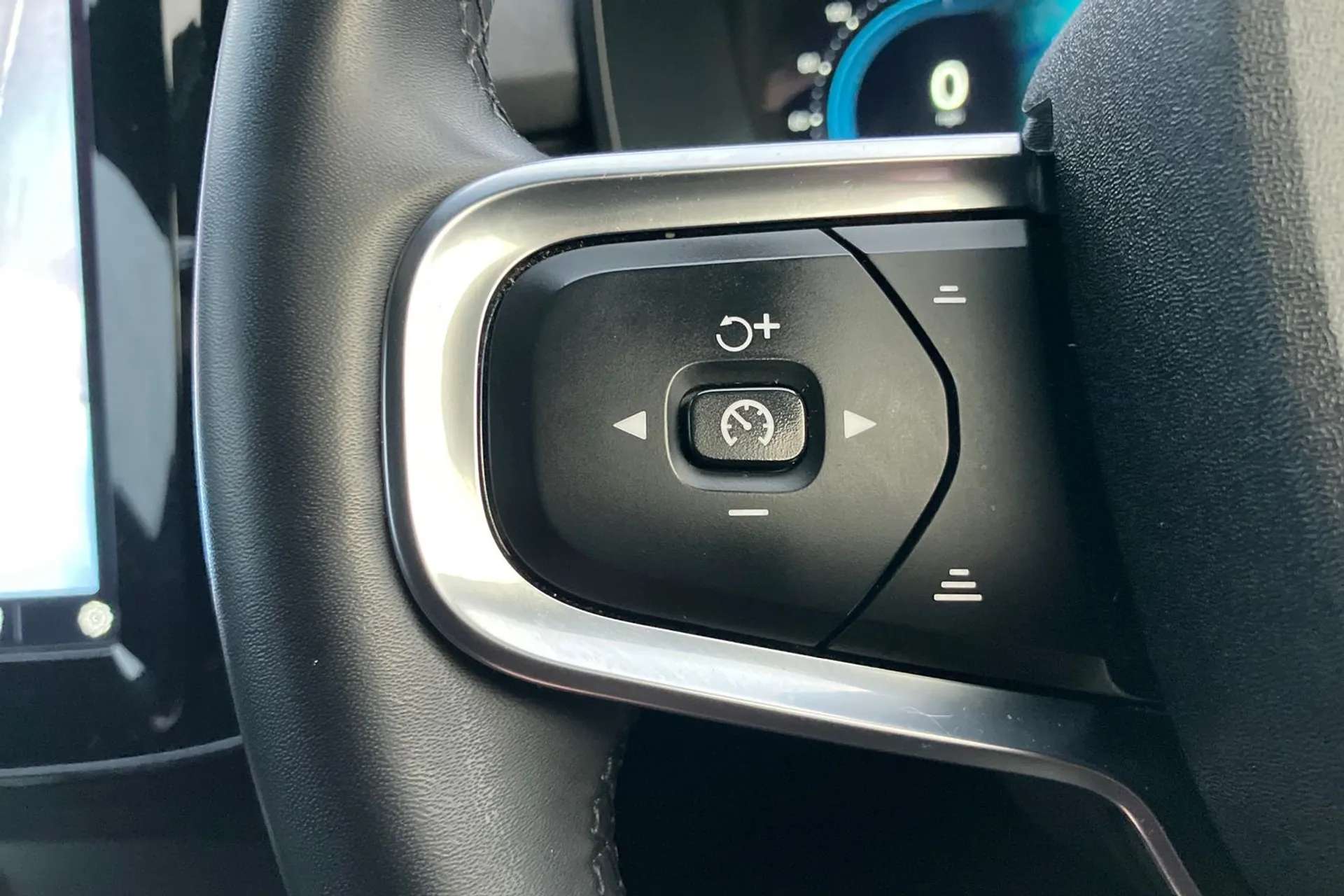 2023 VOLVO XC40 2023 VOLVO XC40