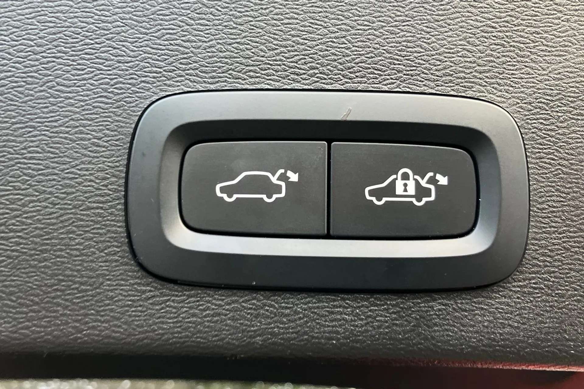 2023 VOLVO XC40 2023 VOLVO XC40