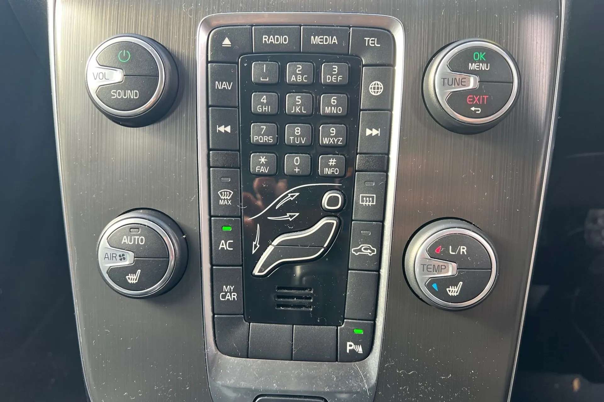 2015 VOLVO V40 2015 VOLVO V40