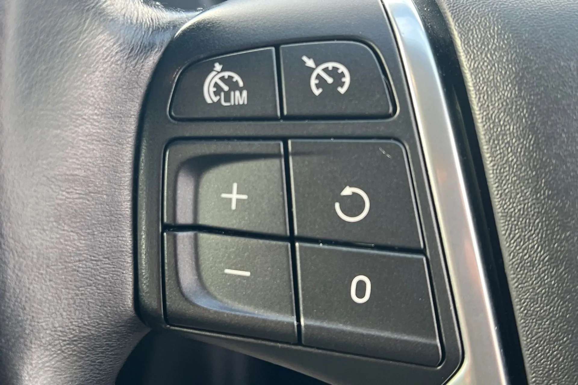 2015 VOLVO V40 2015 VOLVO V40