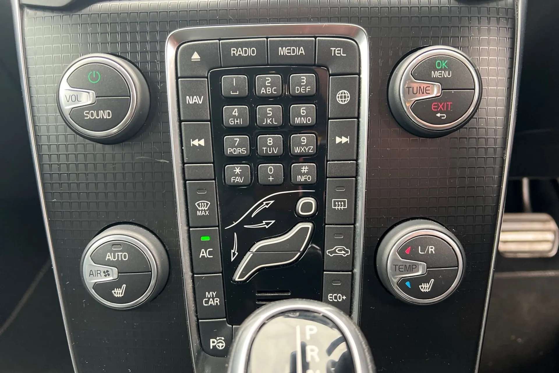 2017 VOLVO V40 2017 VOLVO V40