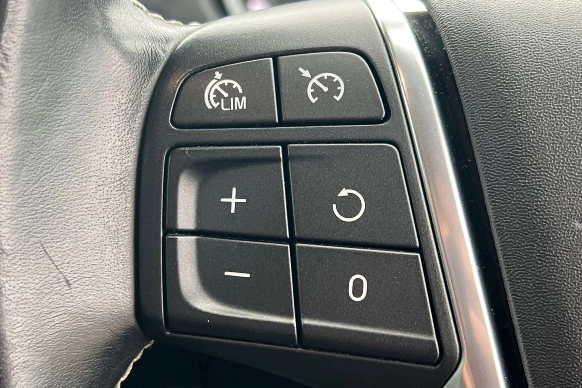 2017 VOLVO V40 2017 VOLVO V40