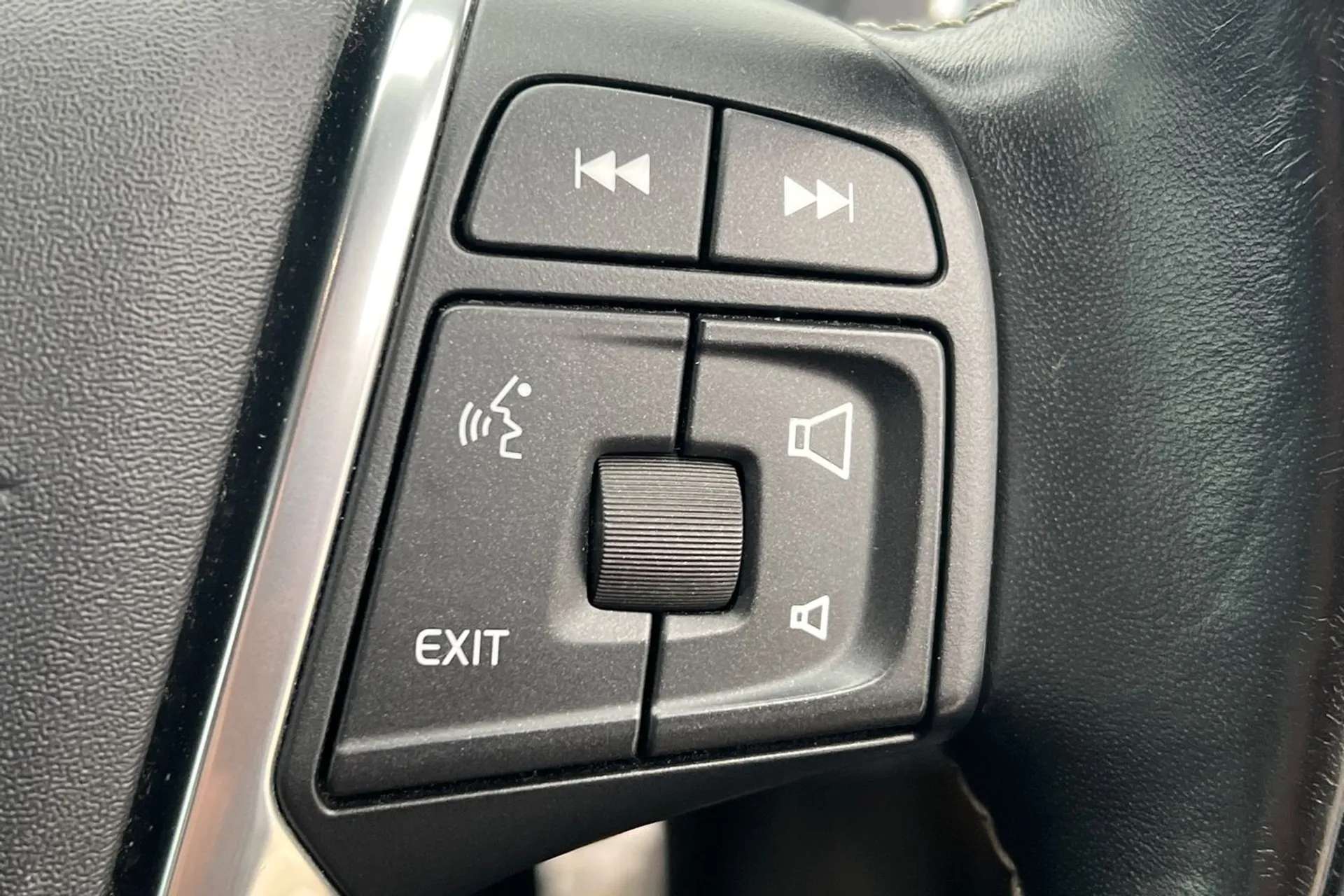 2017 VOLVO V40 2017 VOLVO V40