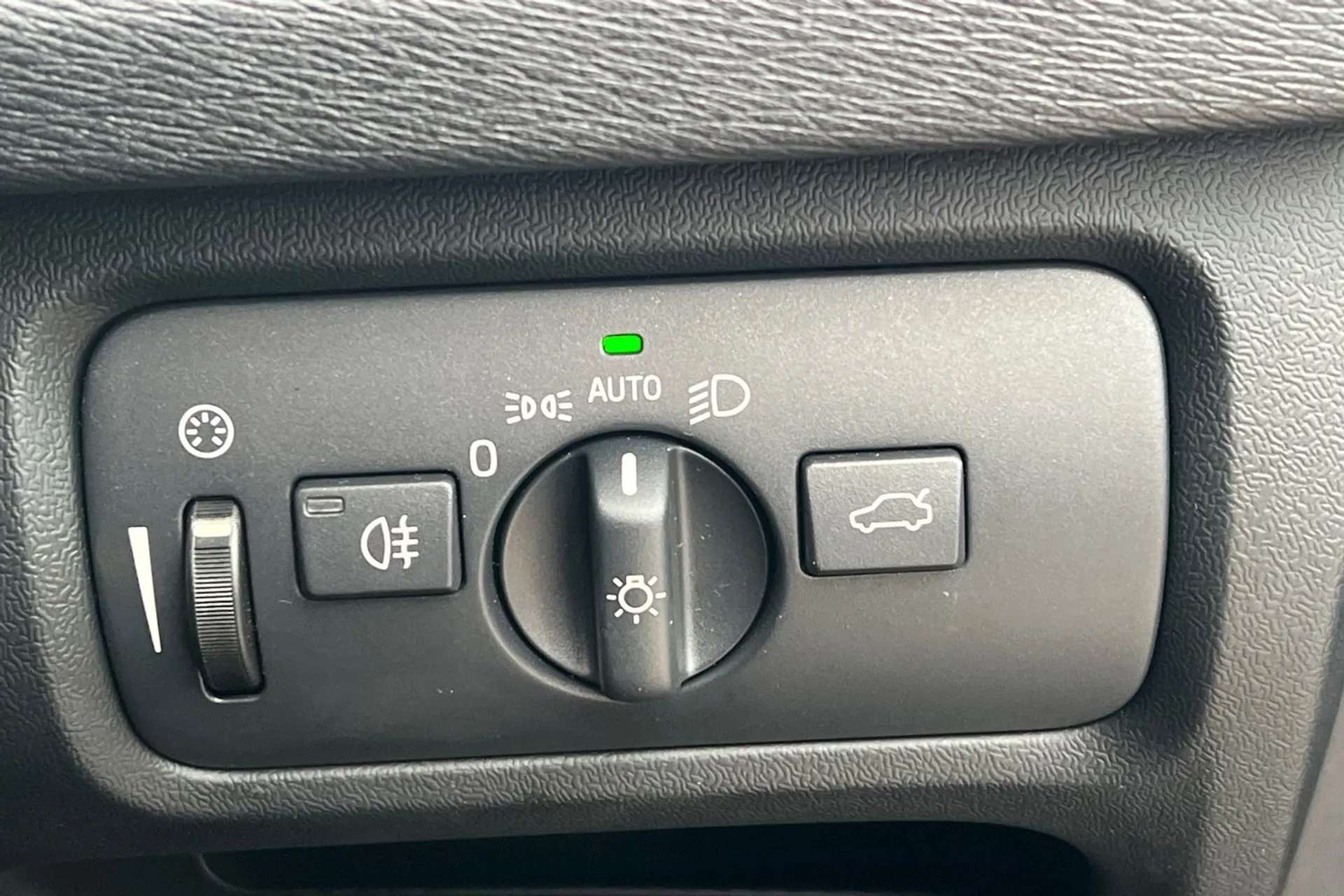 2017 VOLVO V40 2017 VOLVO V40