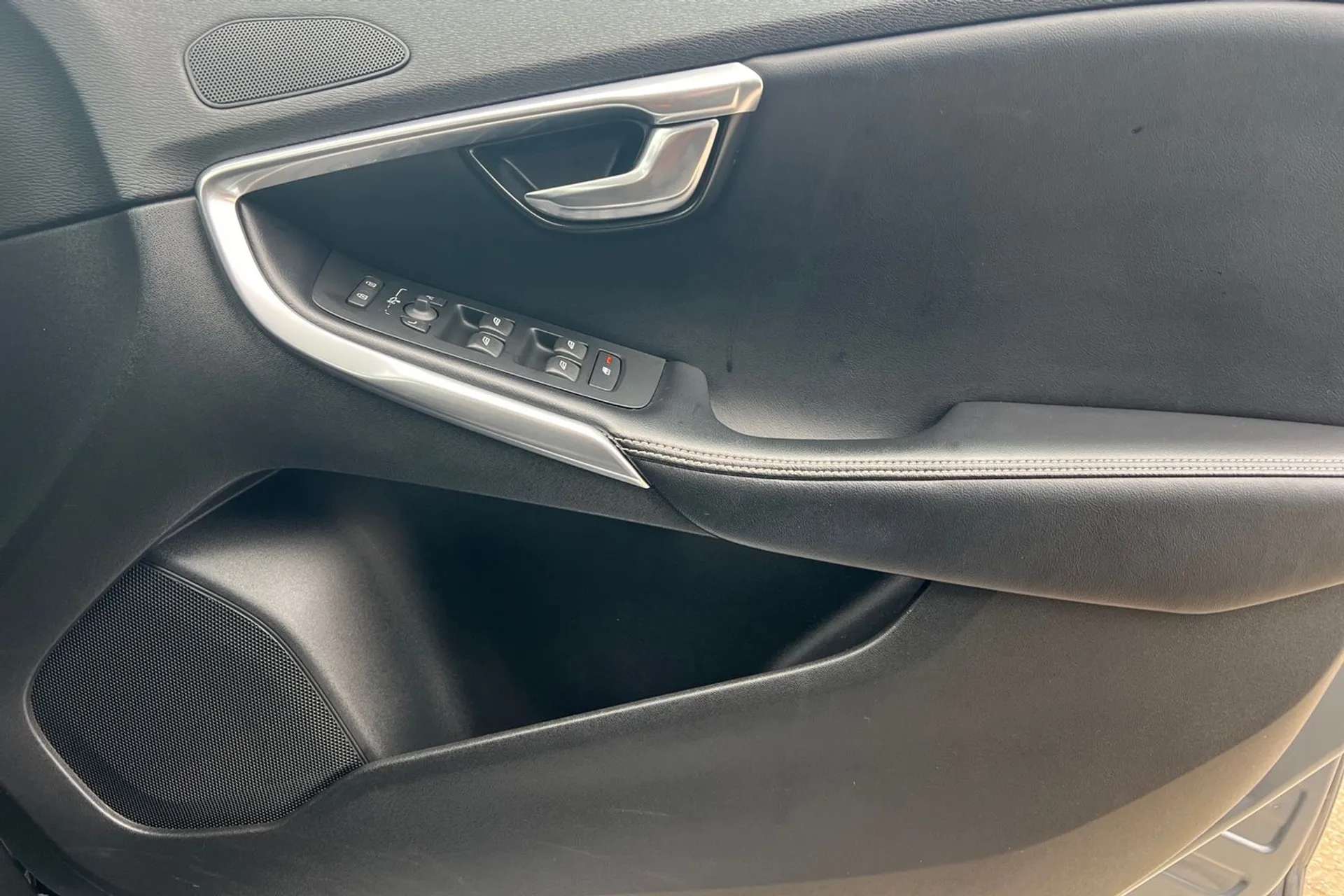 2017 VOLVO V40 2017 VOLVO V40