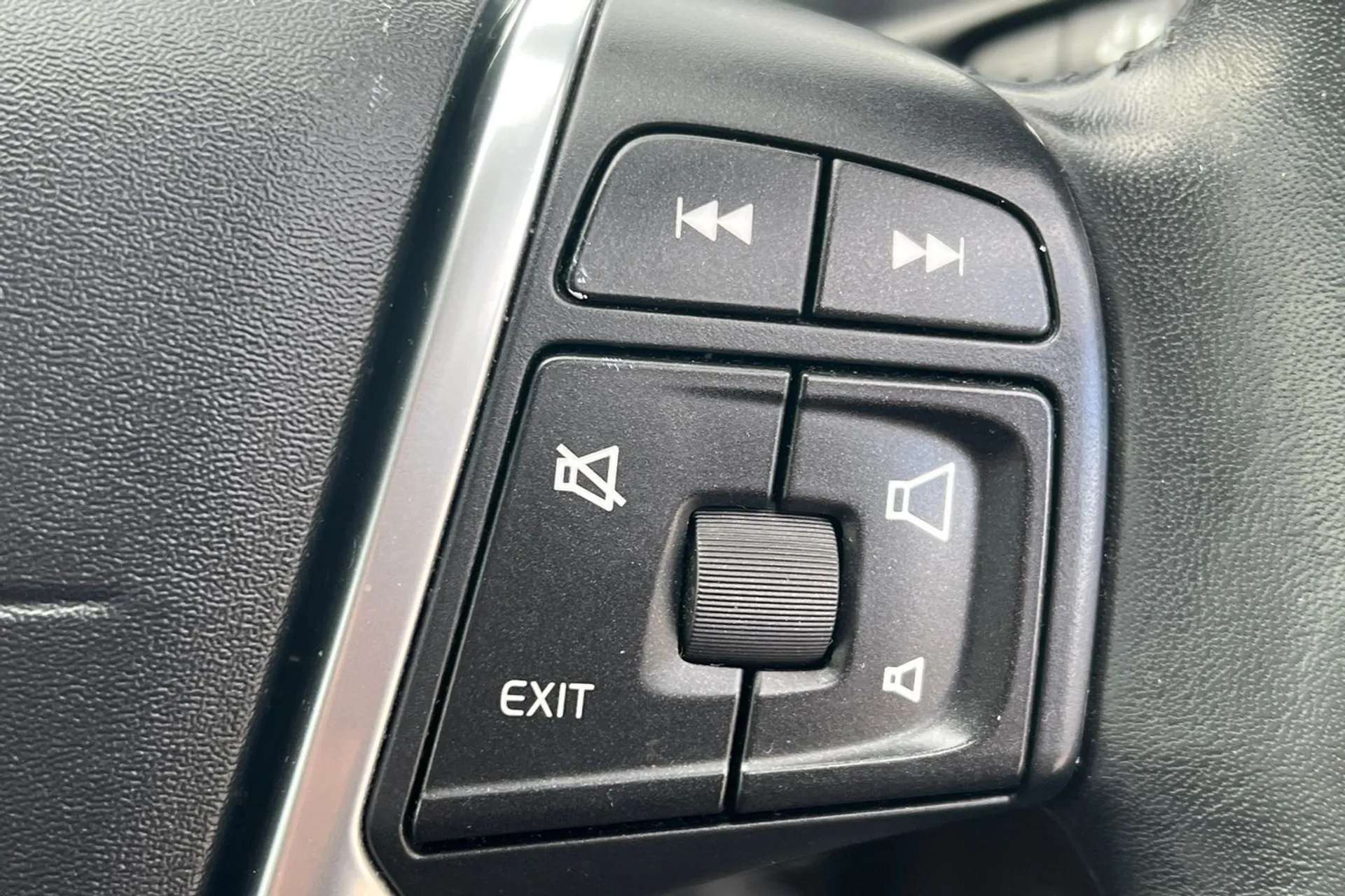 2015 VOLVO V40 2015 VOLVO V40