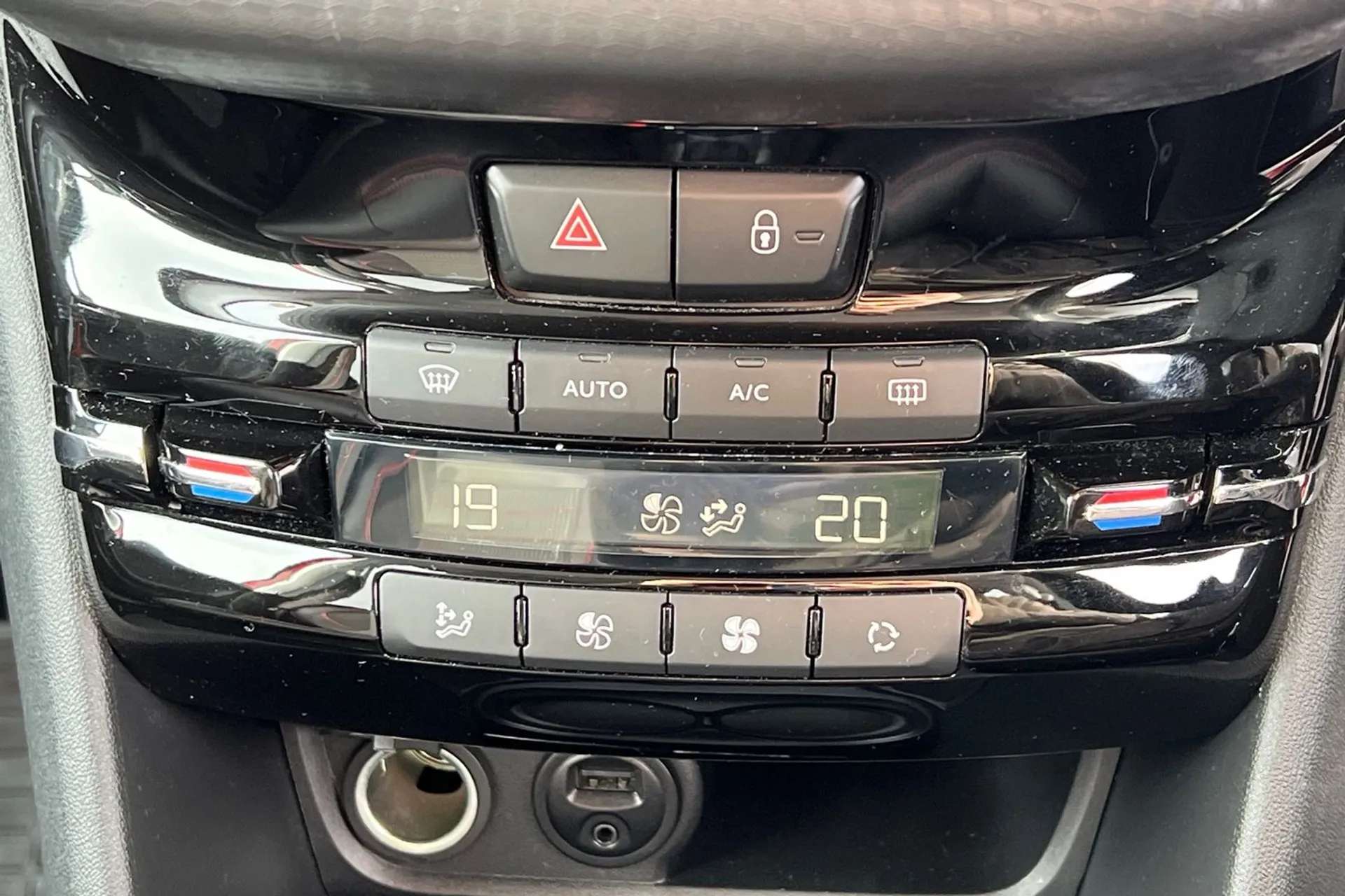 2017 PEUGEOT 208 2017 PEUGEOT 208