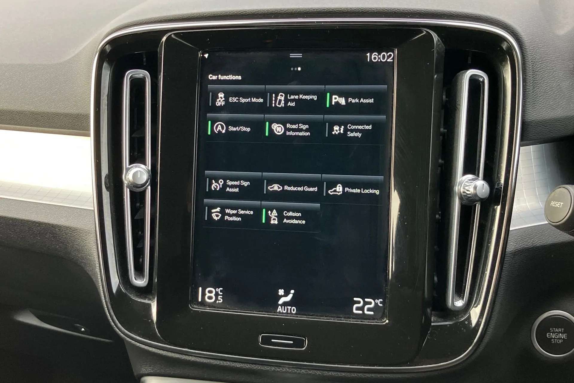 2020 VOLVO XC40 2020 VOLVO XC40