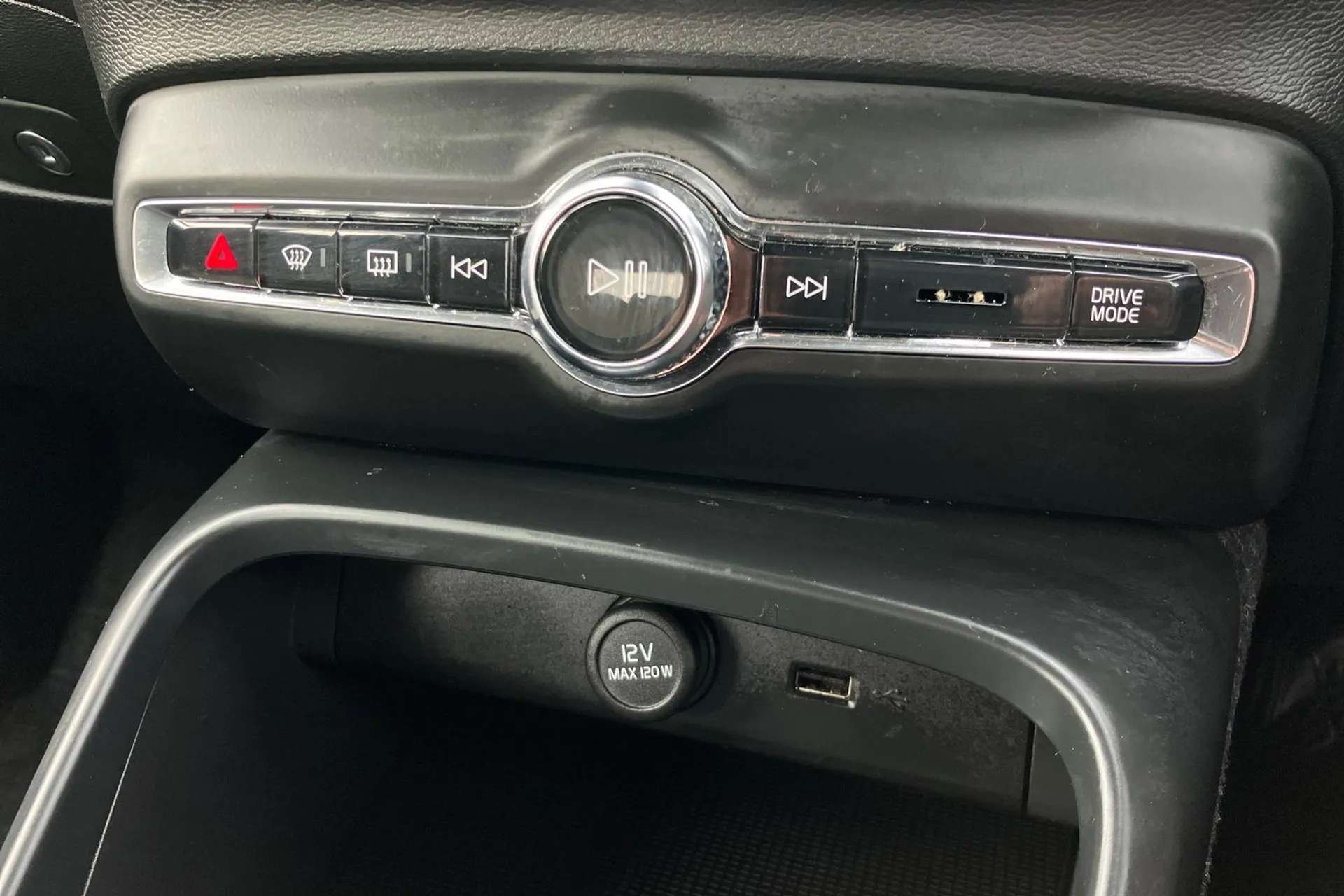 2020 VOLVO XC40 2020 VOLVO XC40