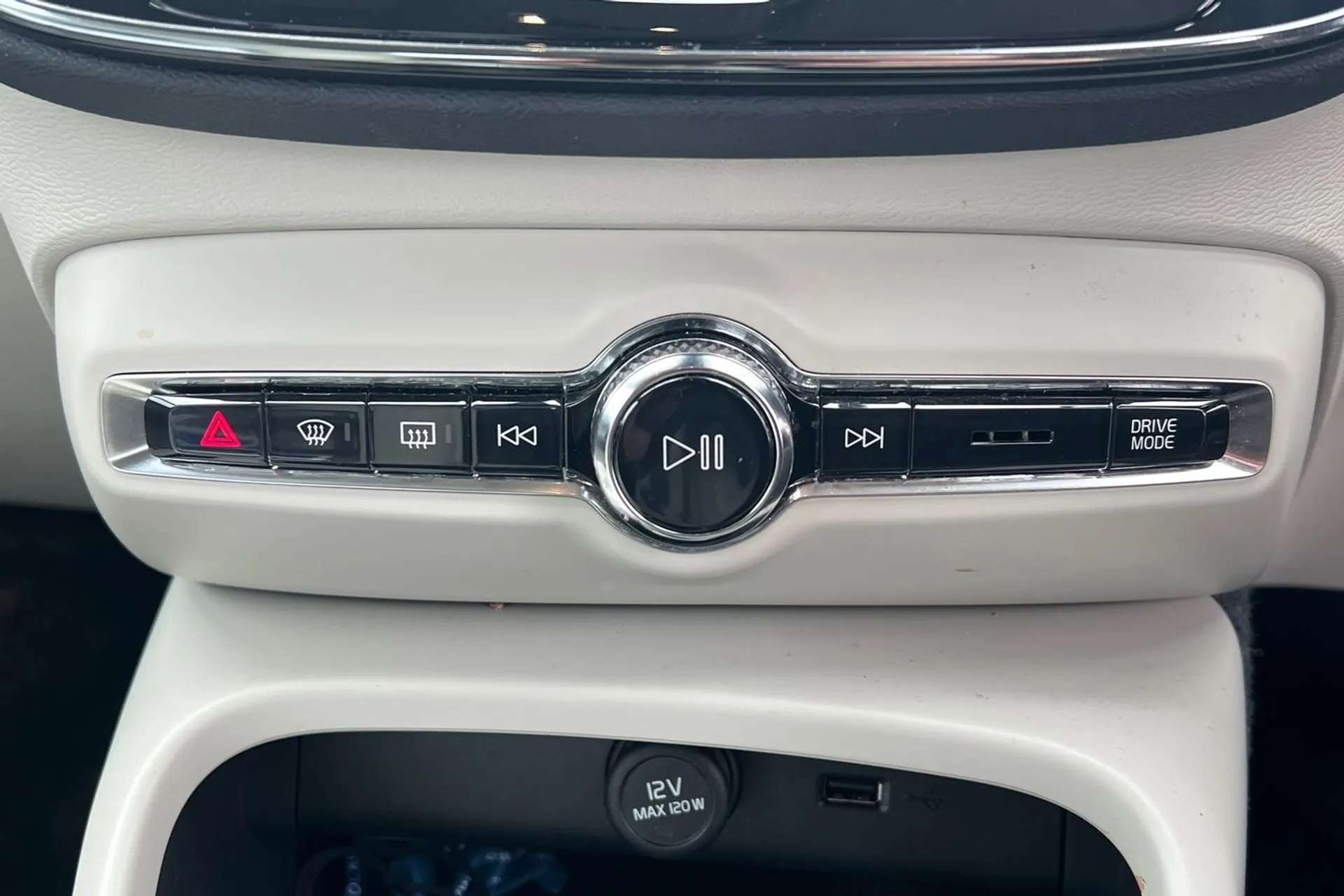 2022 VOLVO XC40 2022 VOLVO XC40