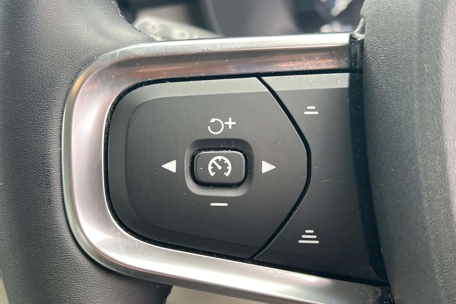 2022 VOLVO XC40 2022 VOLVO XC40