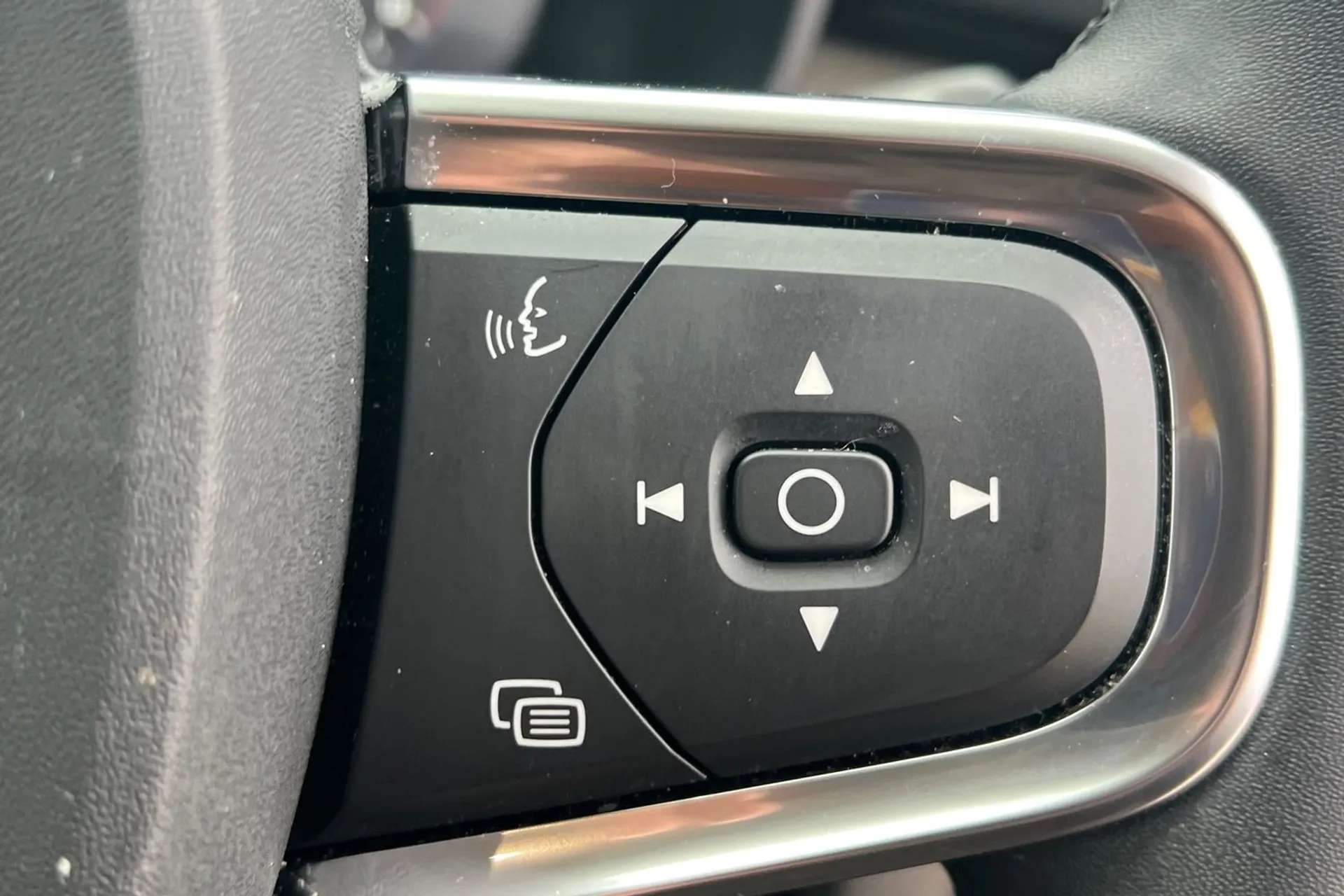 2022 VOLVO XC40 2022 VOLVO XC40