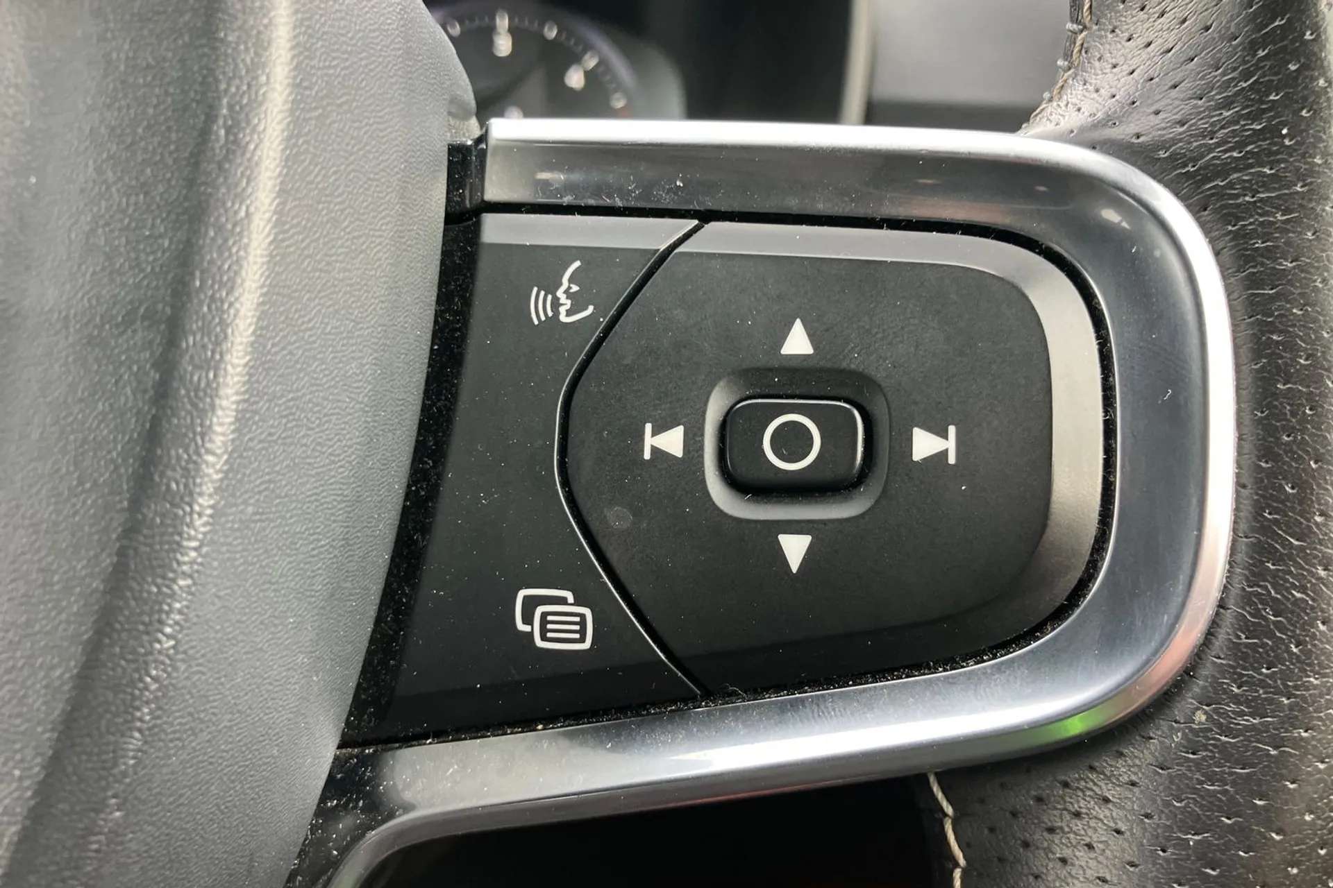 2020 VOLVO XC40 2020 VOLVO XC40