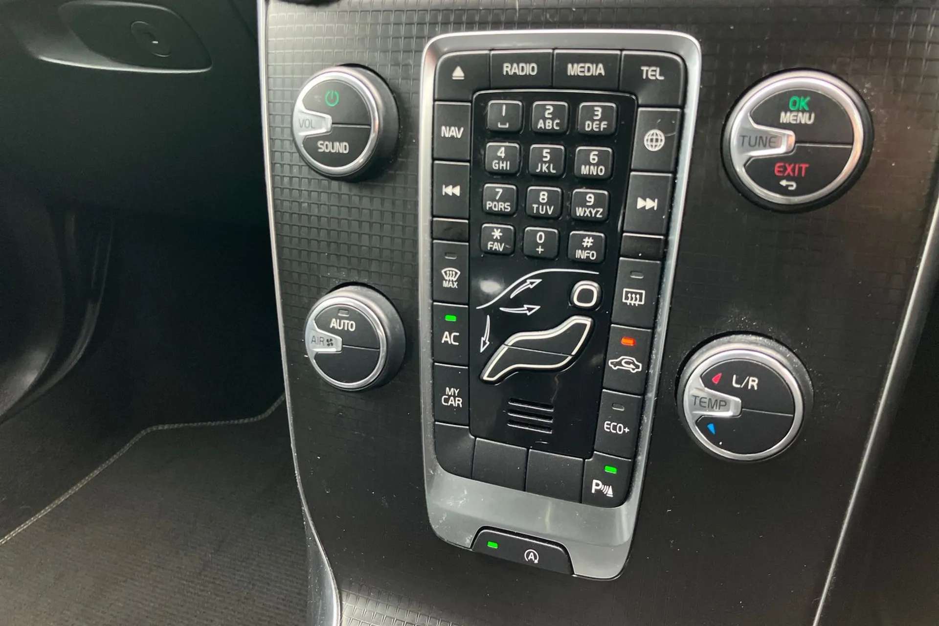 2018 VOLVO V40 2018 VOLVO V40