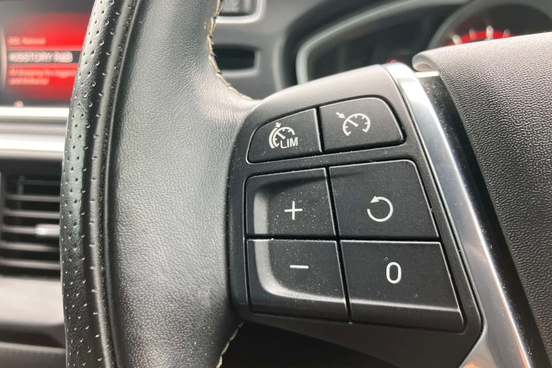 2018 VOLVO V40 2018 VOLVO V40