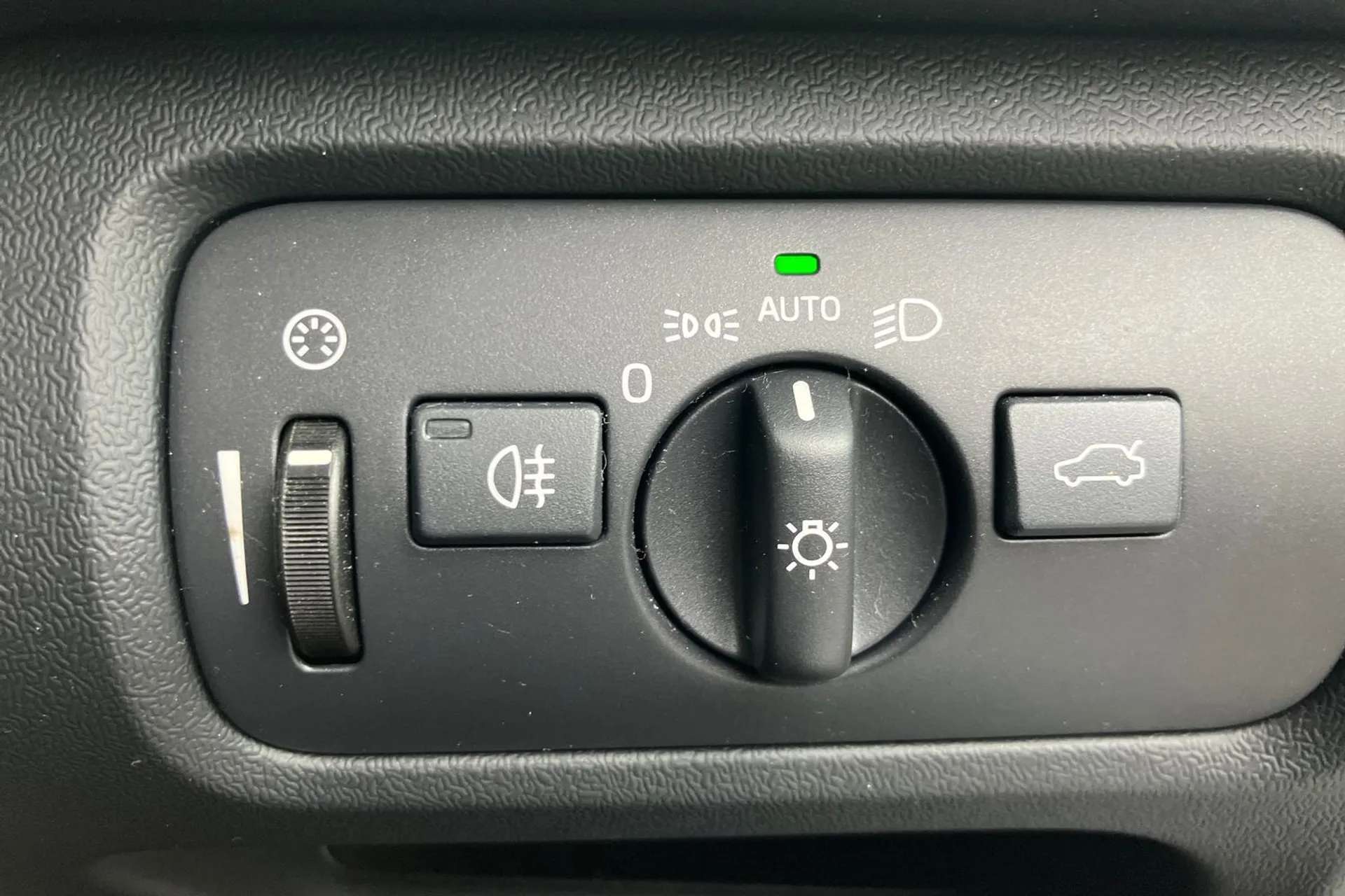 2018 VOLVO V40 2018 VOLVO V40