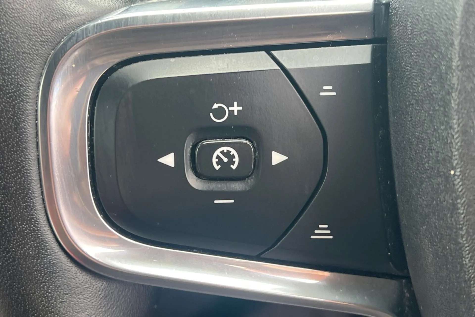 2020 VOLVO XC40 2020 VOLVO XC40