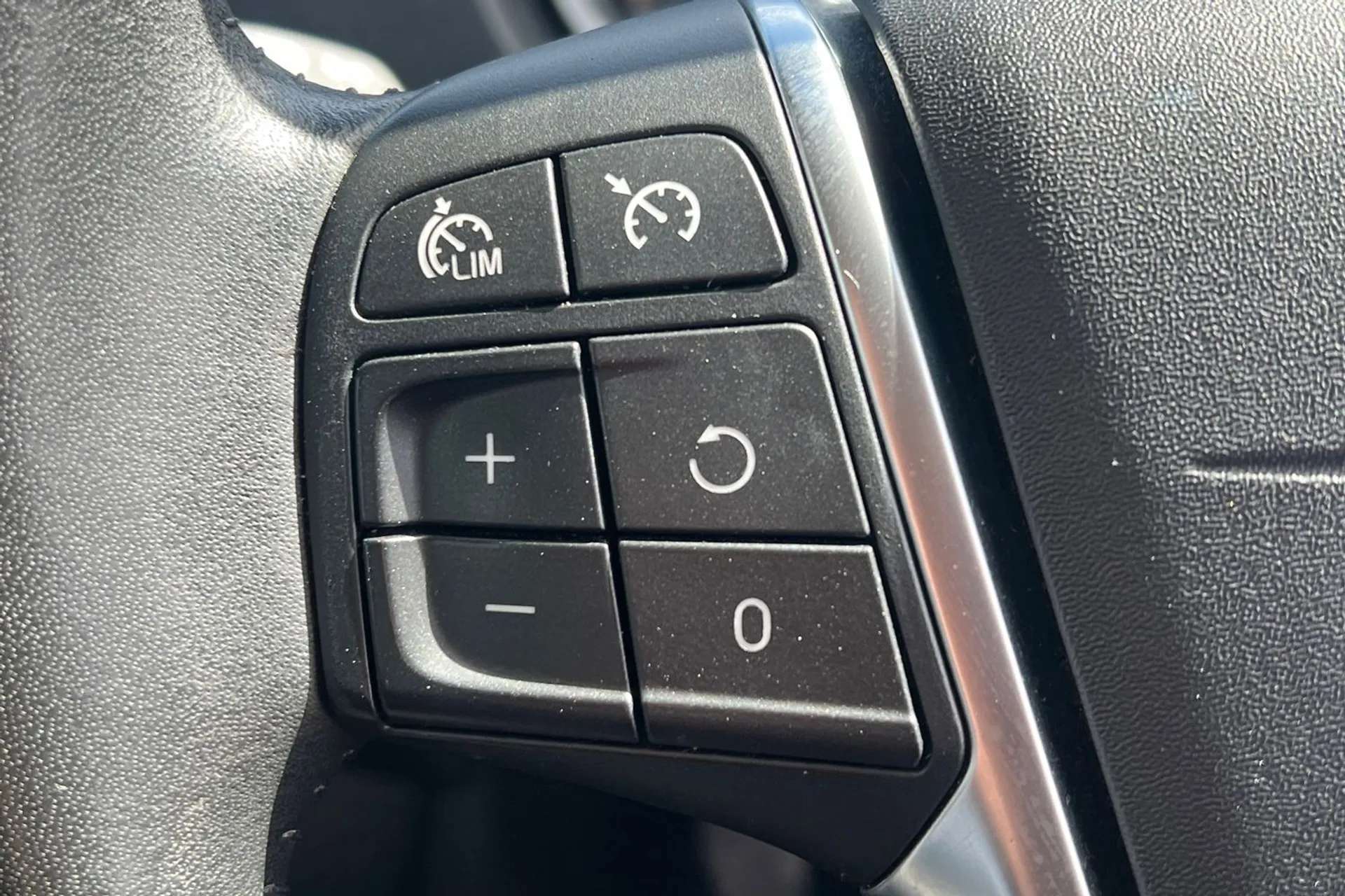 2019 VOLVO V40 2019 VOLVO V40