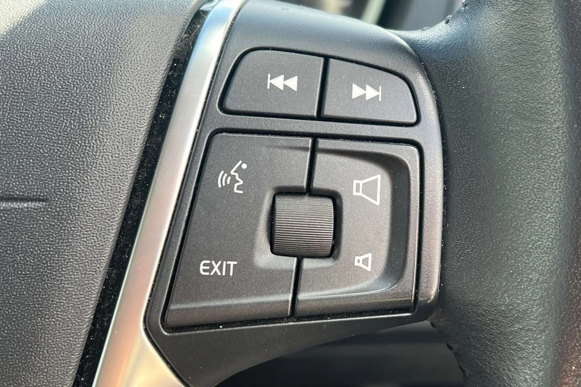 2019 VOLVO V40 2019 VOLVO V40