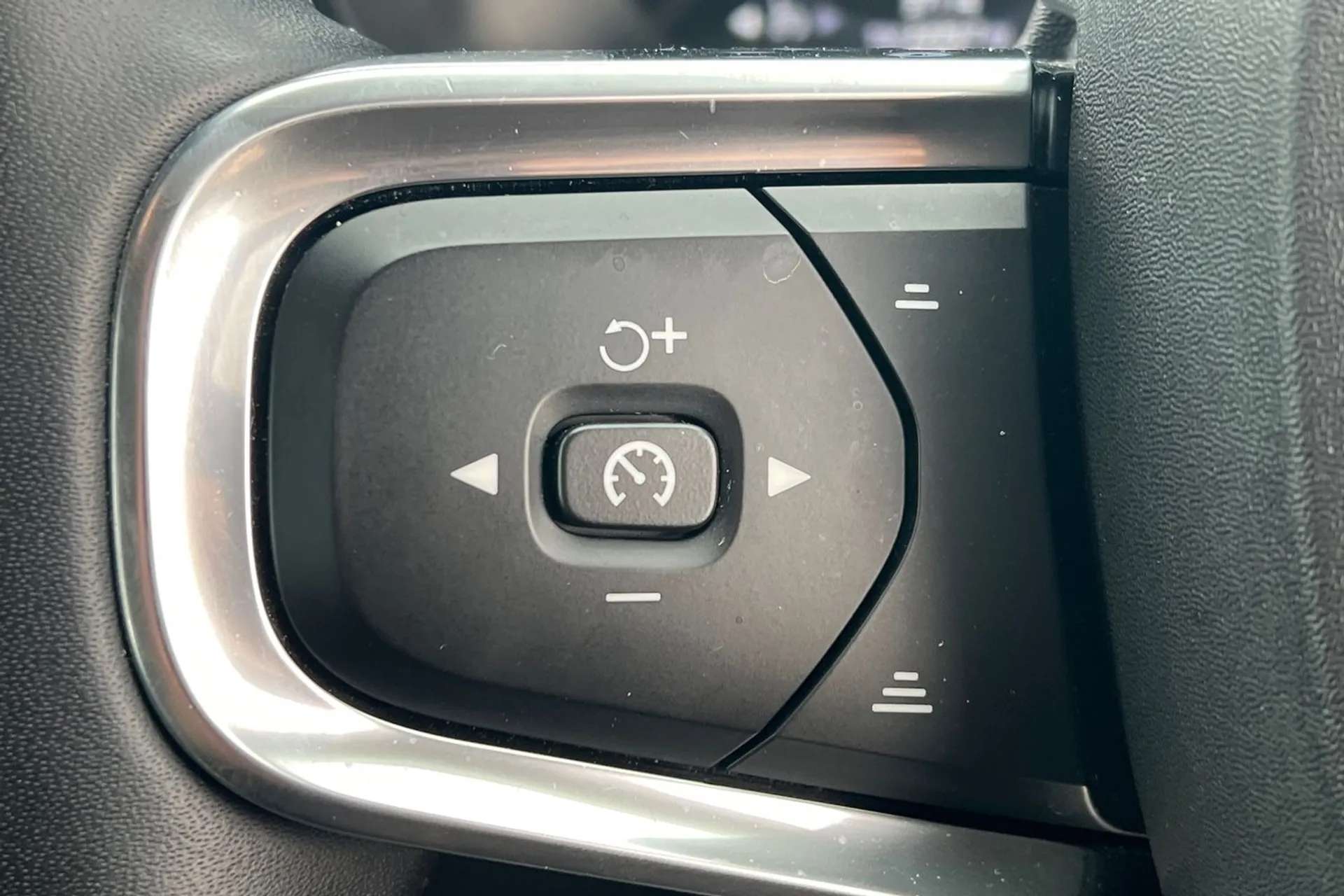 2021 VOLVO XC40 2021 VOLVO XC40