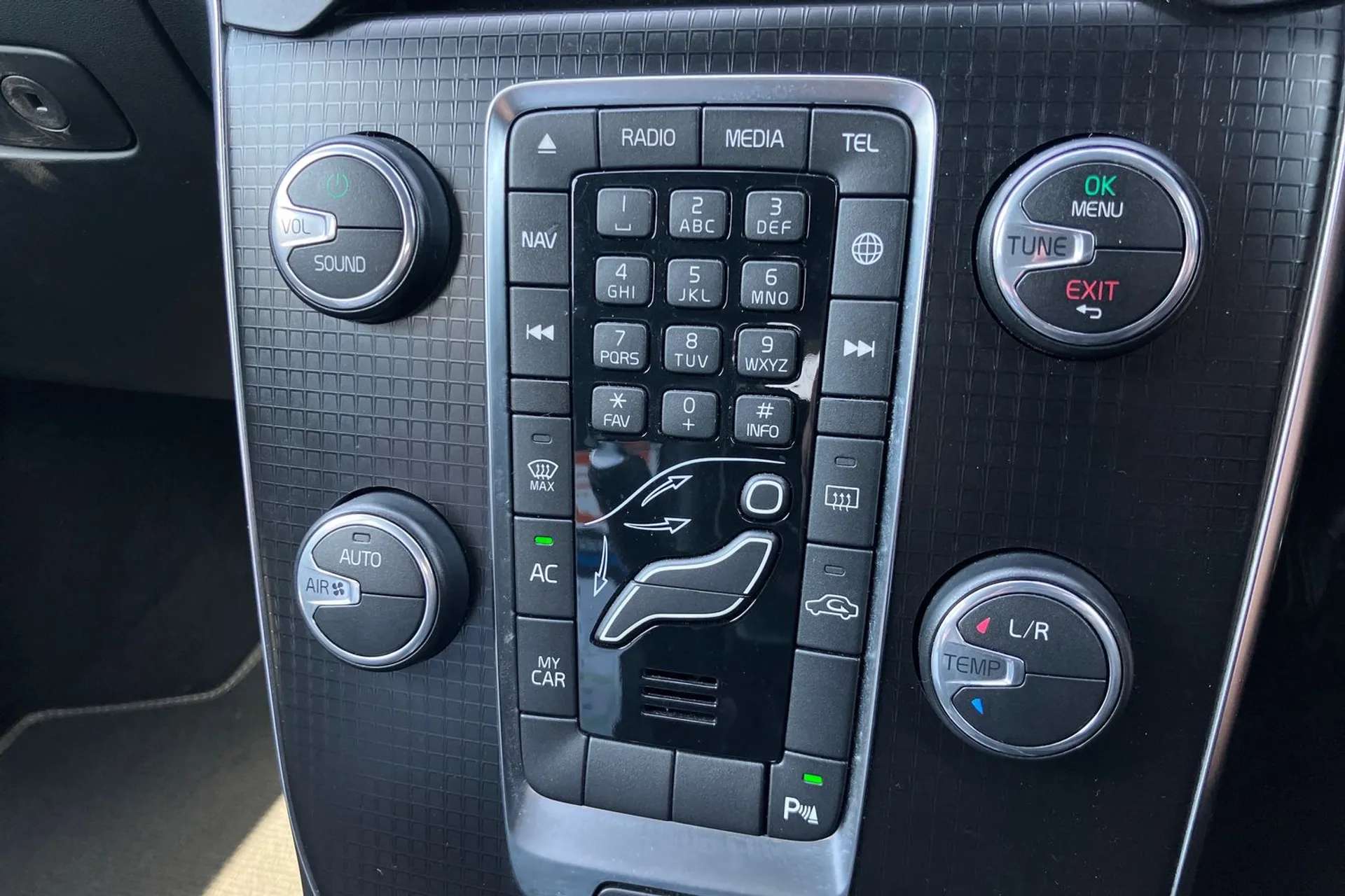 2017 VOLVO V40 2017 VOLVO V40