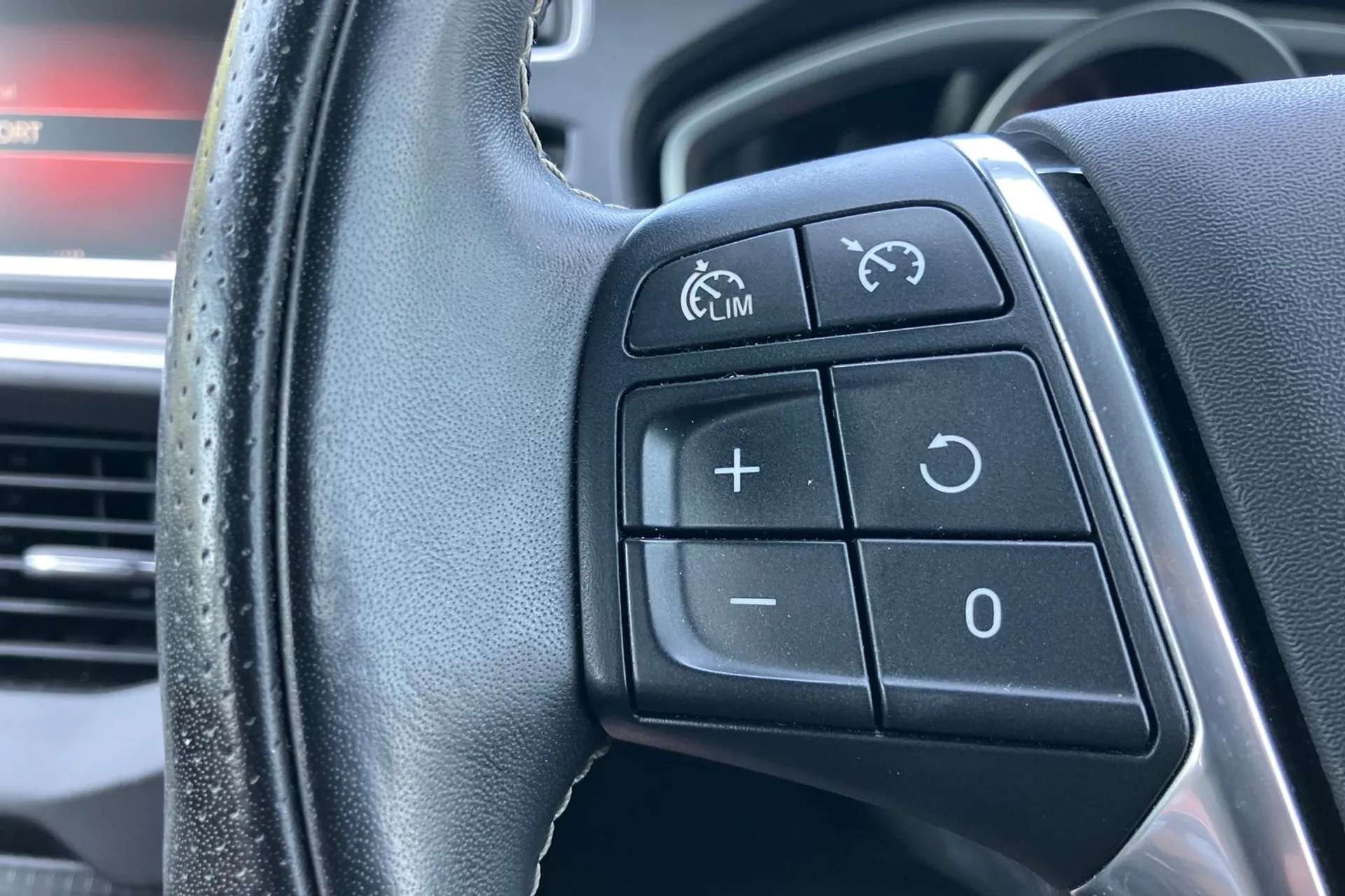 2017 VOLVO V40 2017 VOLVO V40