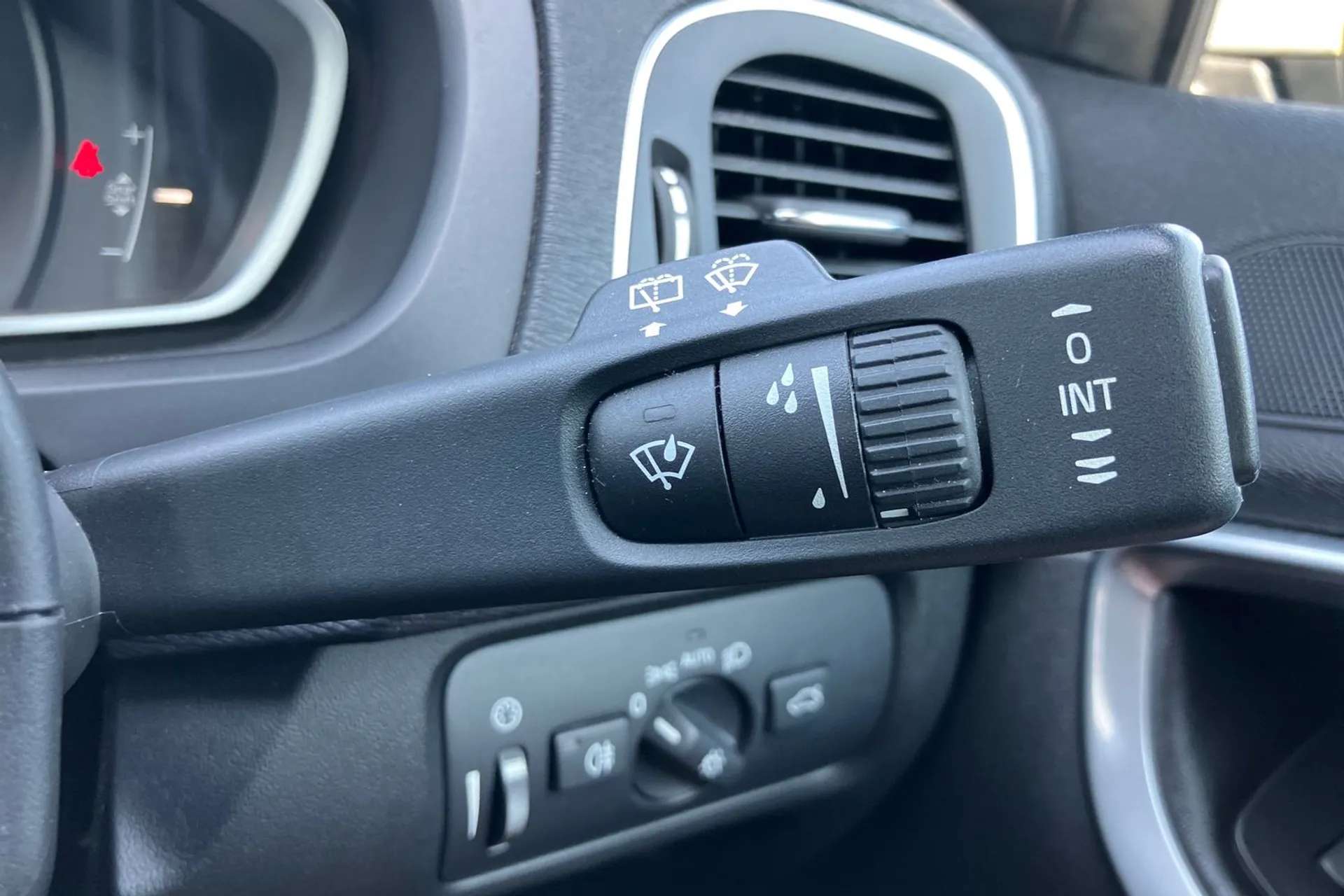 2017 VOLVO V40 2017 VOLVO V40