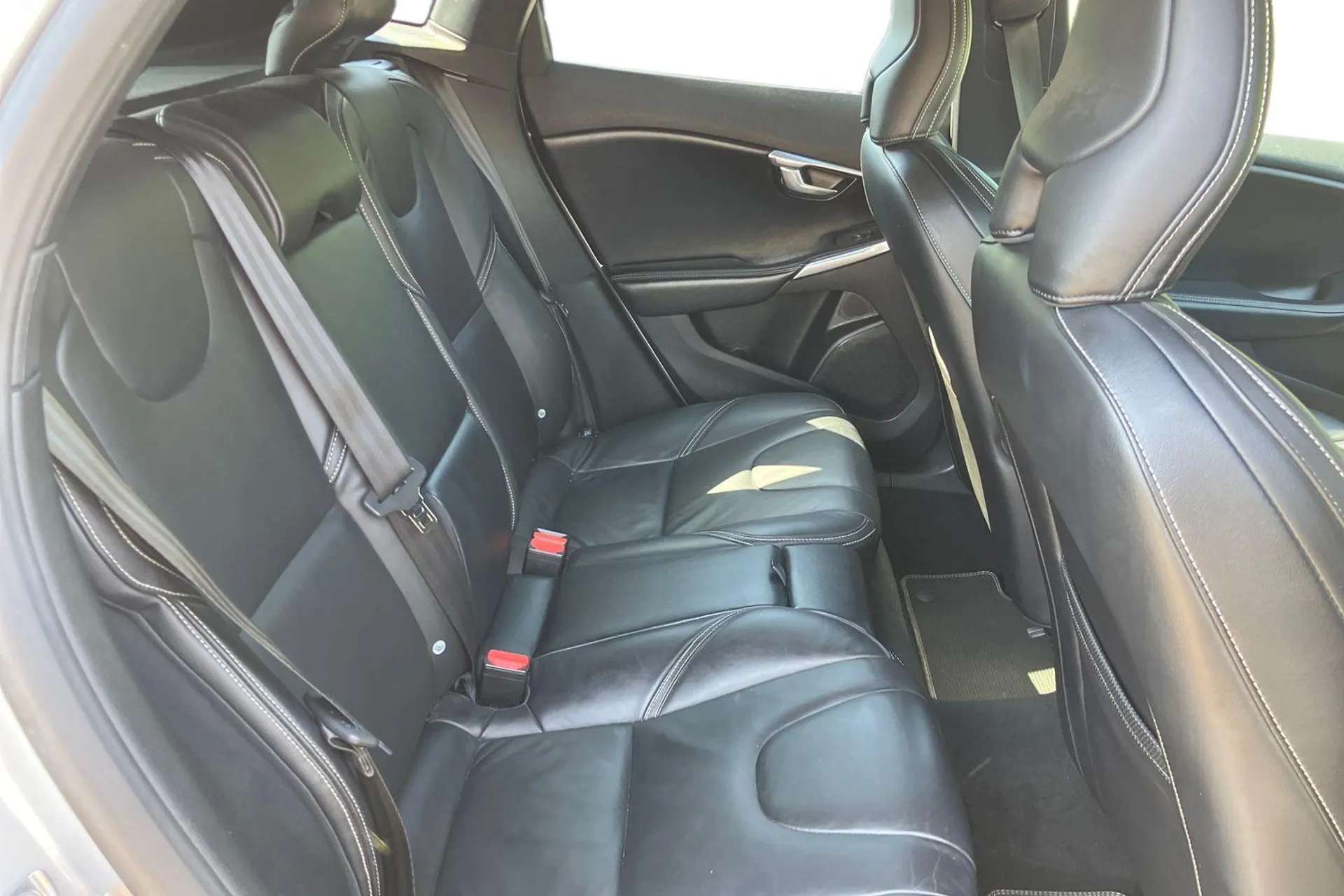 2017 VOLVO V40 2017 VOLVO V40