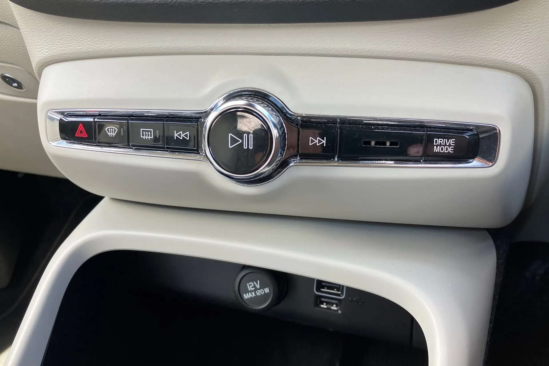 2020 VOLVO XC40 2020 VOLVO XC40