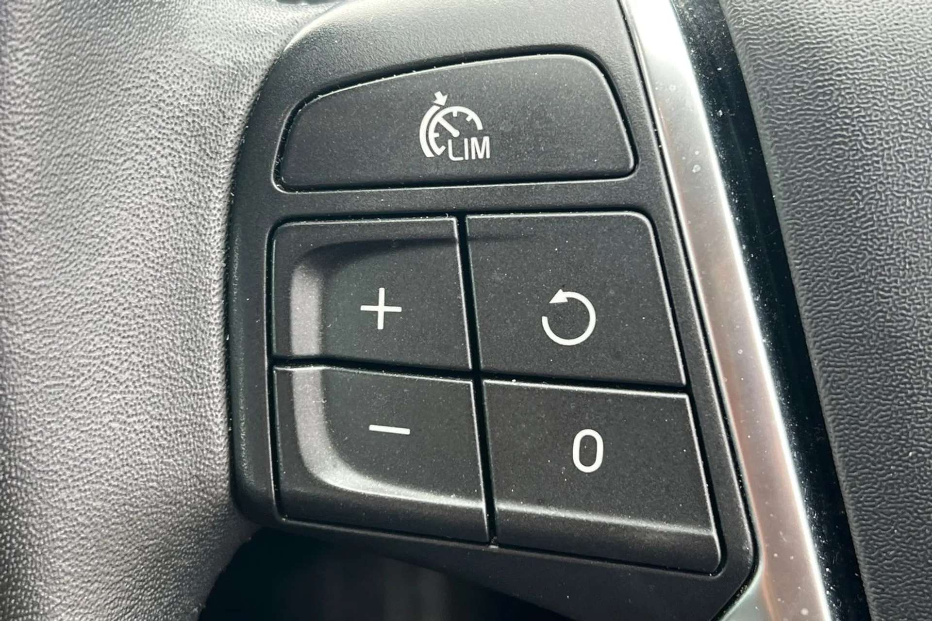 2017 VOLVO V40 2017 VOLVO V40