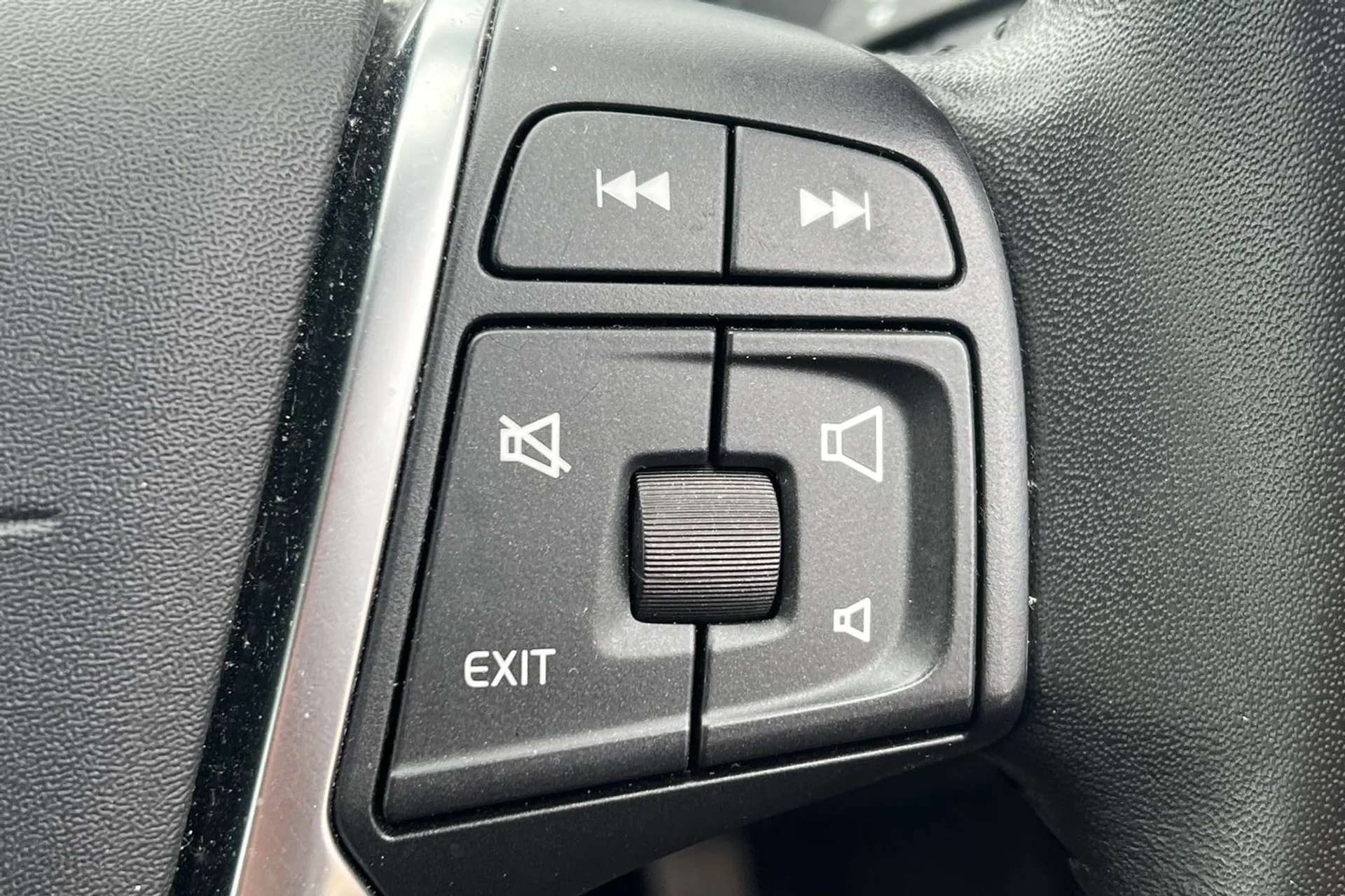2017 VOLVO V40 2017 VOLVO V40
