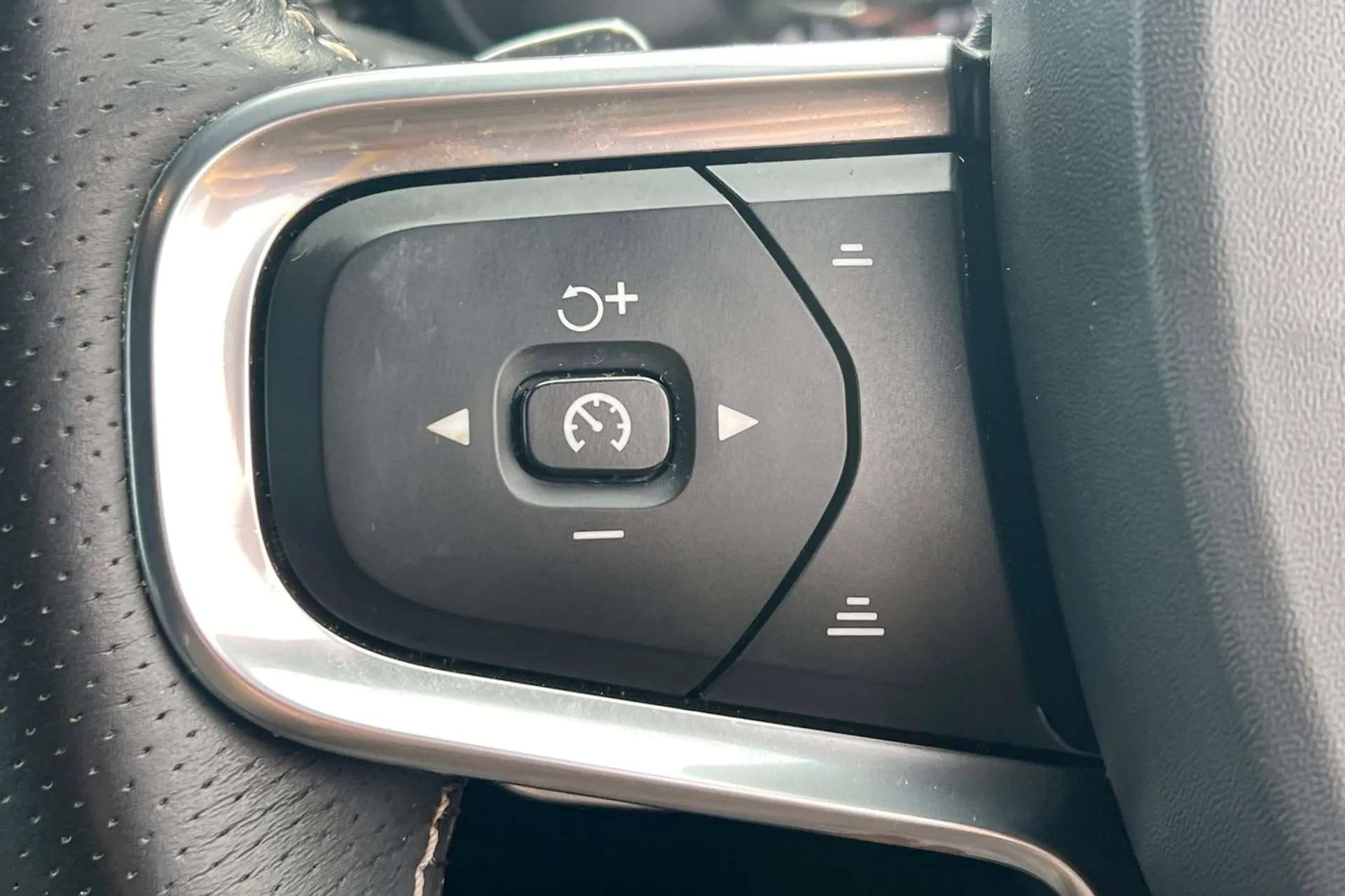 2020 VOLVO XC40 2020 VOLVO XC40