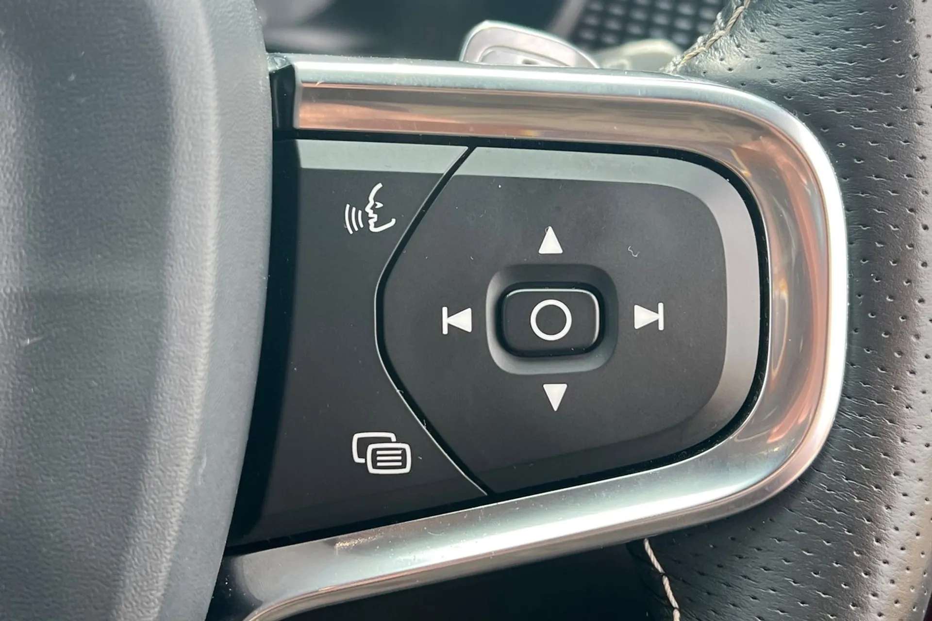 2020 VOLVO XC40 2020 VOLVO XC40