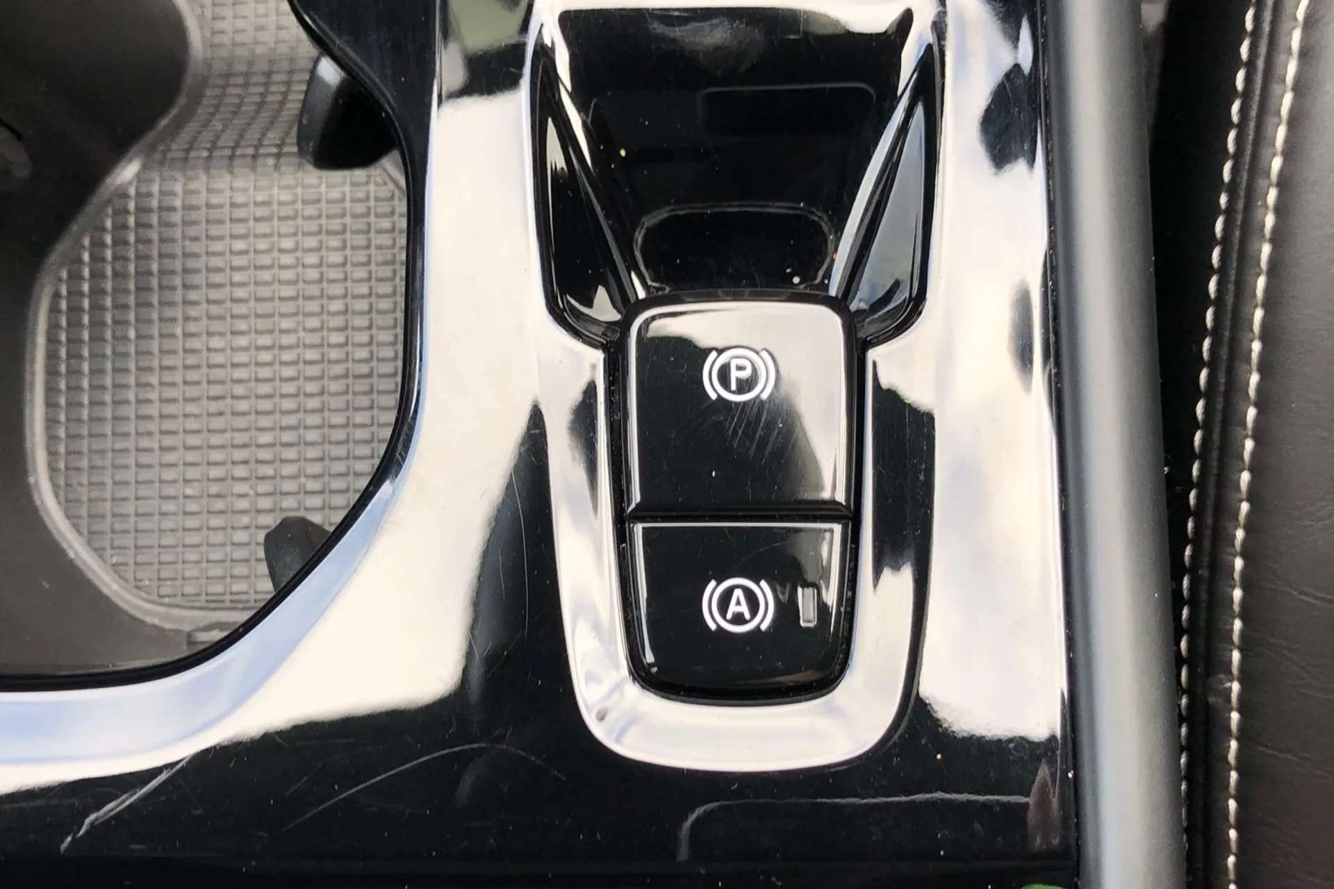 2020 VOLVO XC40 2020 VOLVO XC40
