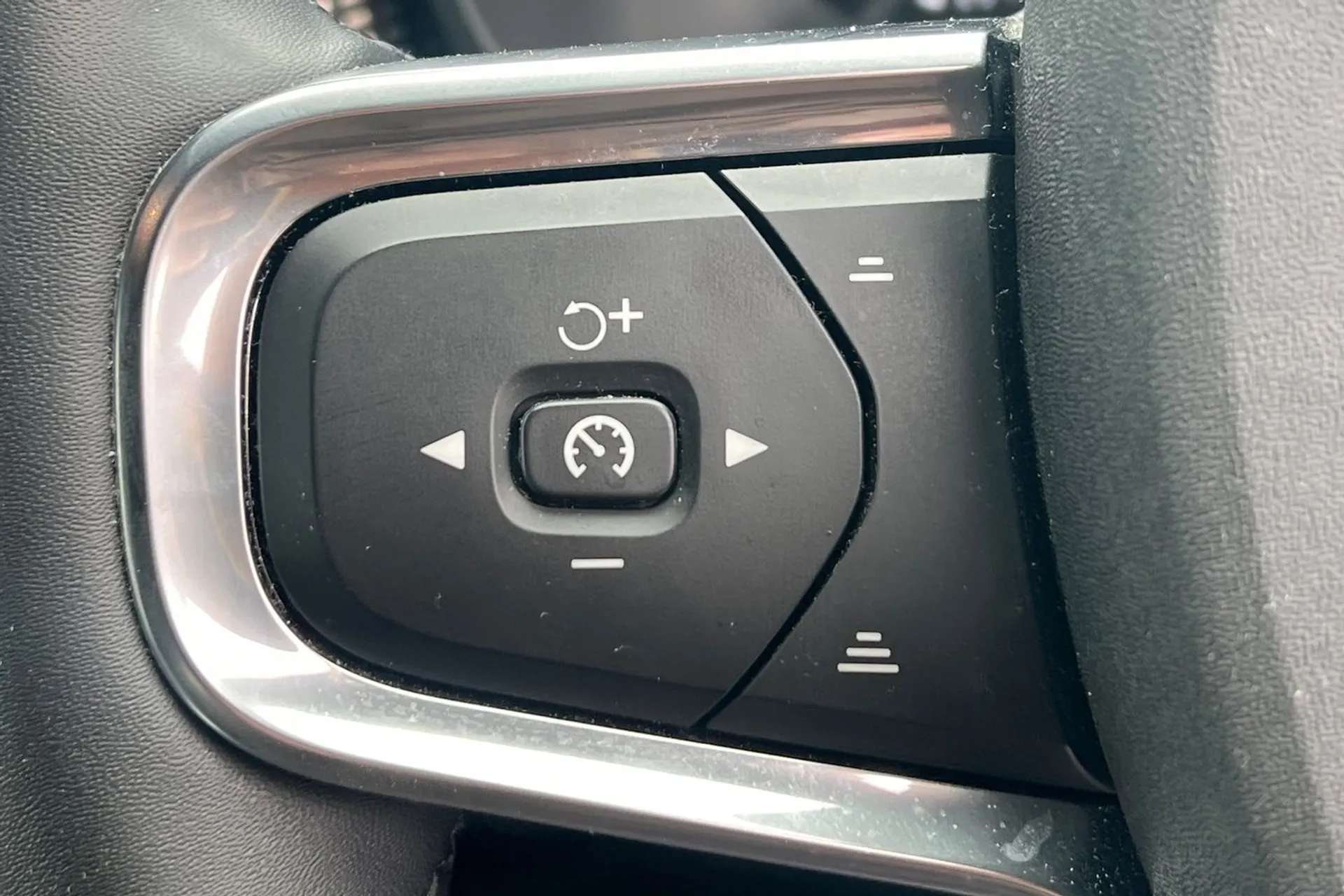2021 VOLVO XC40 2021 VOLVO XC40