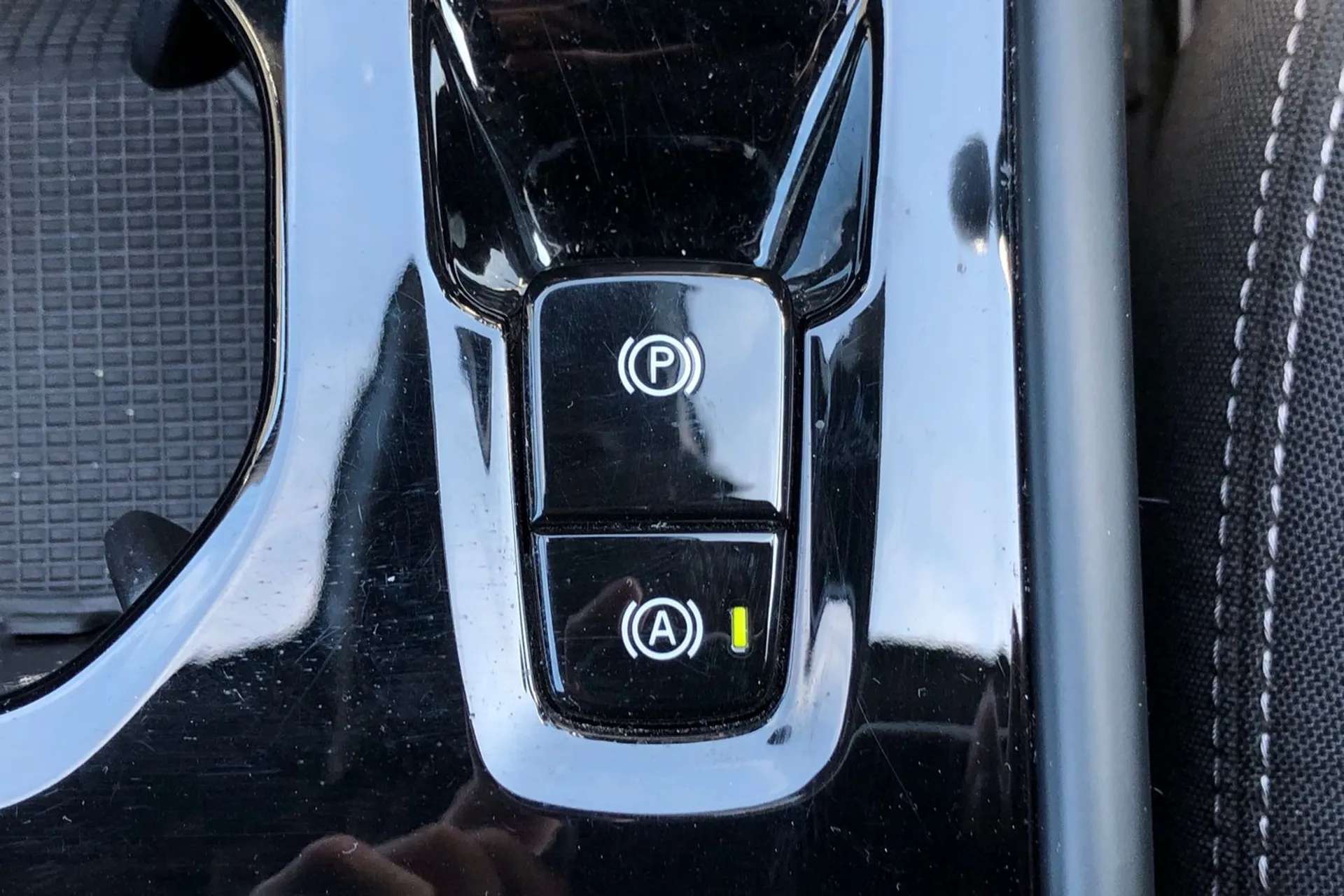2023 VOLVO XC40 2023 VOLVO XC40