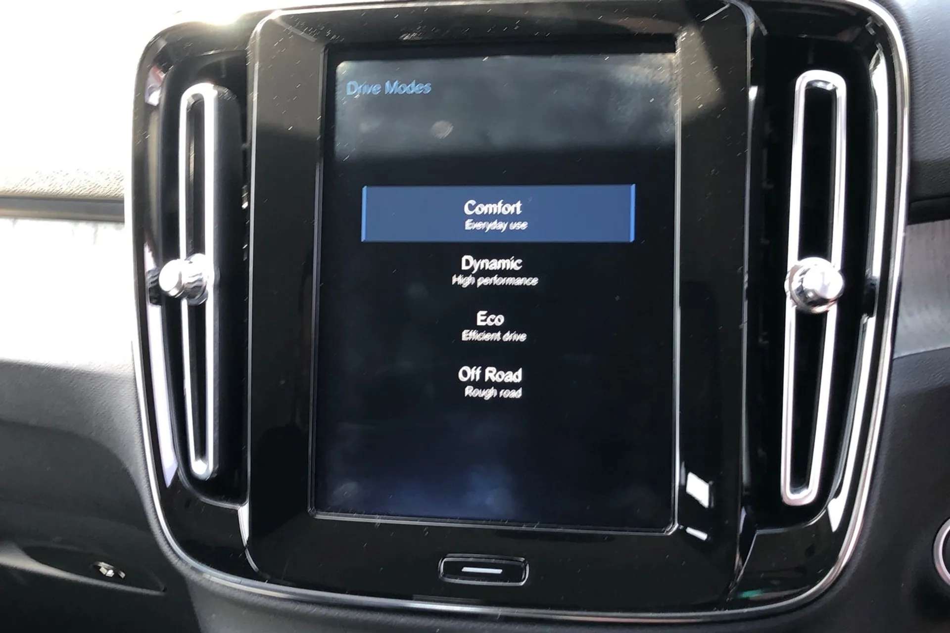 2020 VOLVO XC40 2020 VOLVO XC40