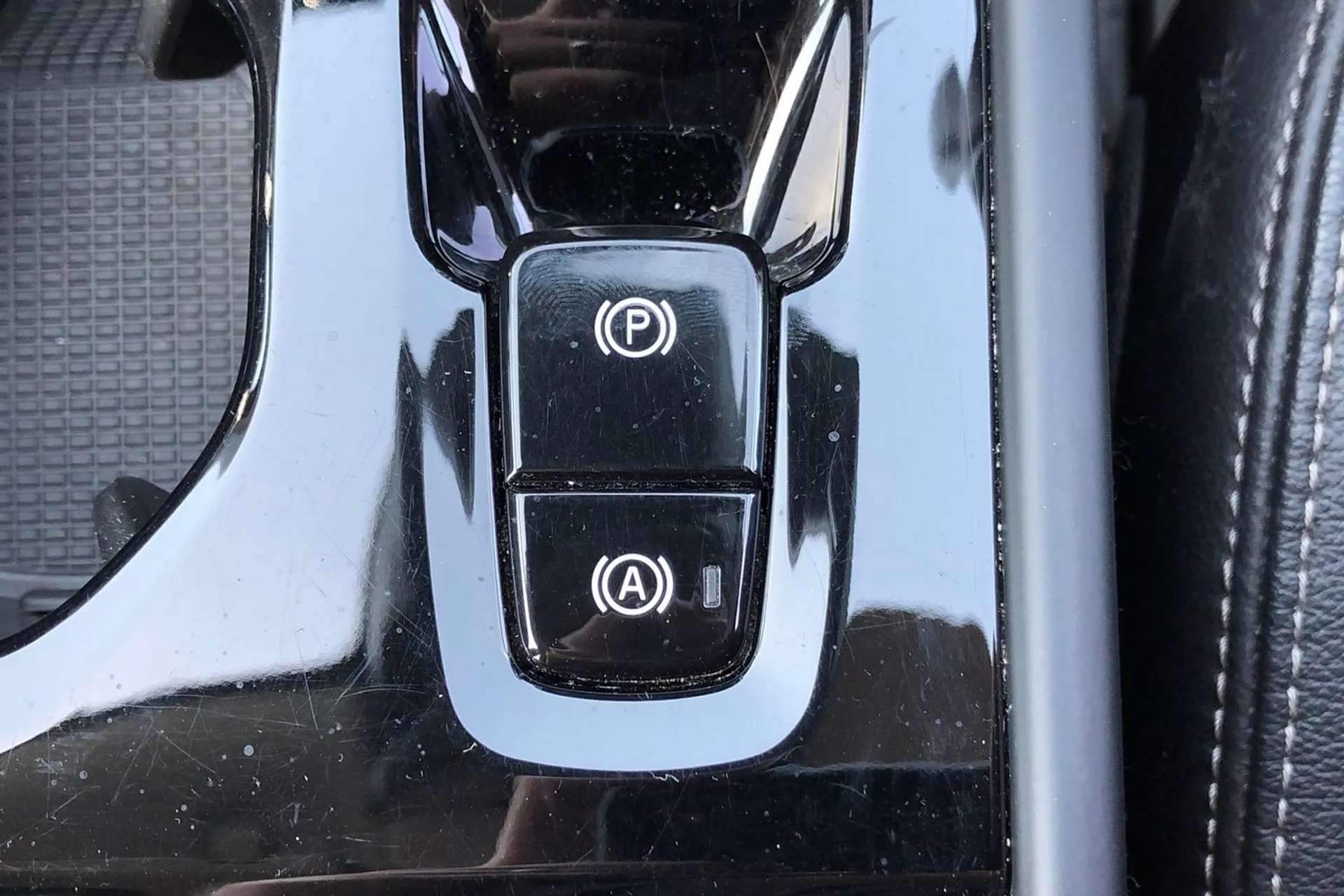 2020 VOLVO XC40 2020 VOLVO XC40