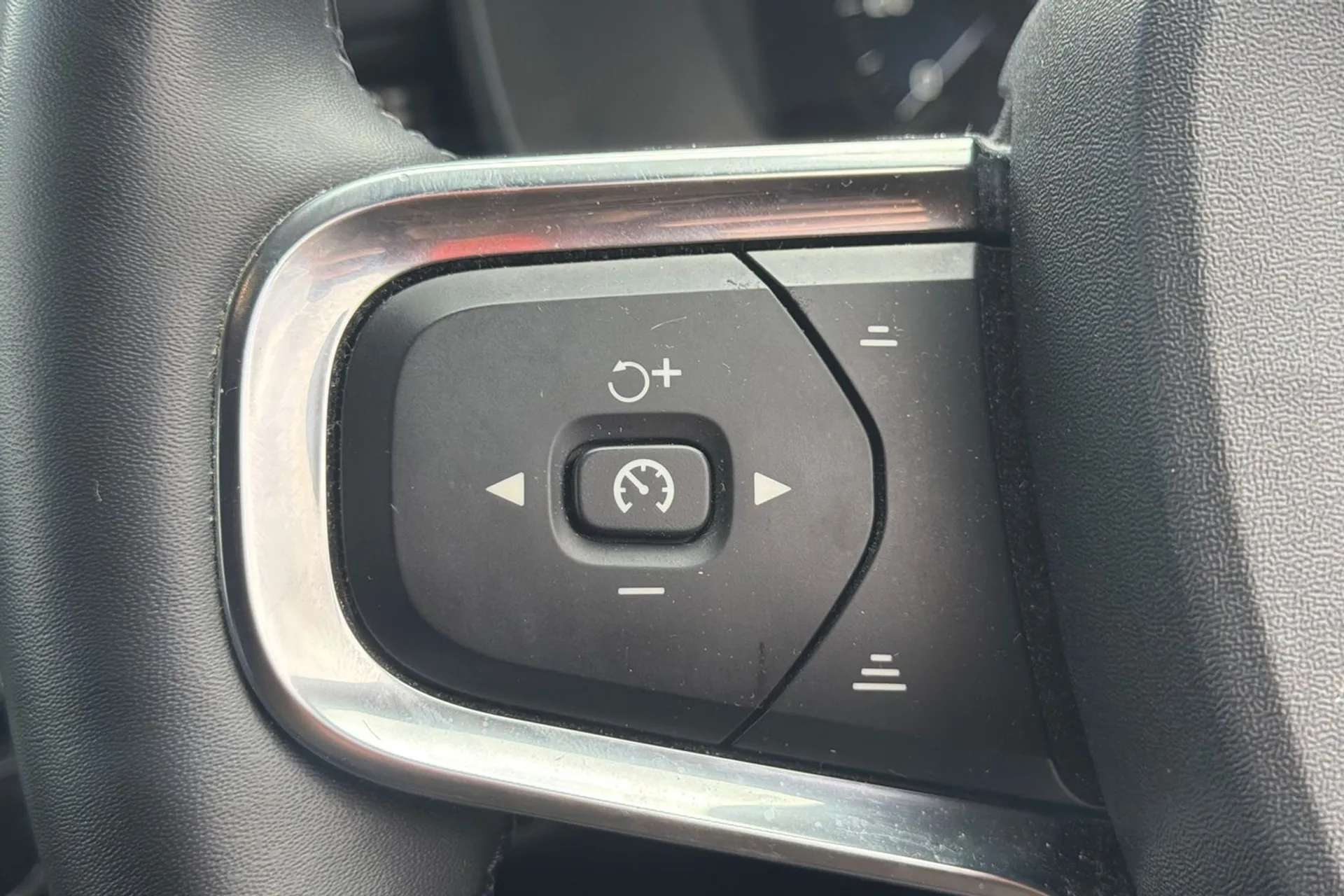 2021 VOLVO XC40 2021 VOLVO XC40