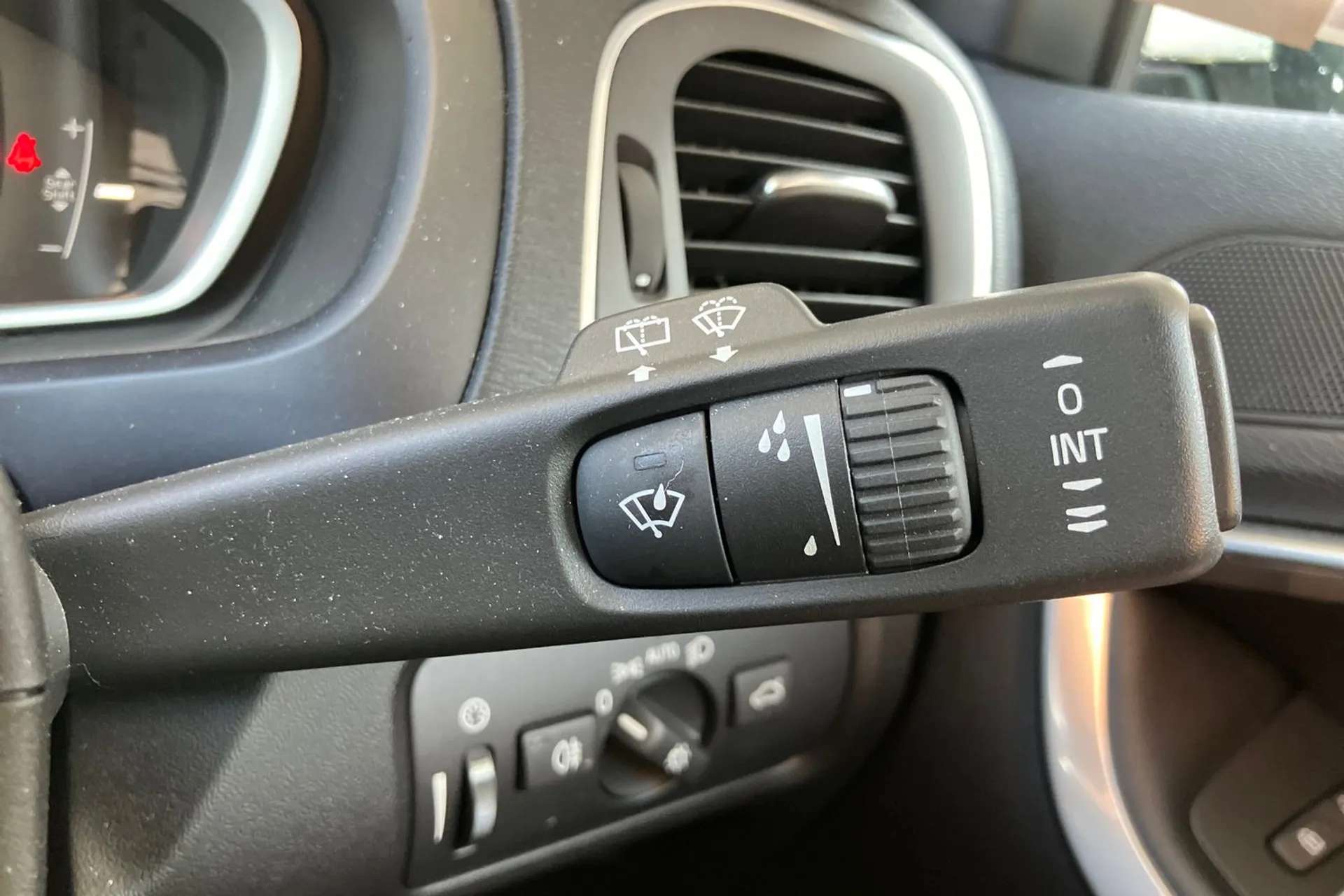 2019 VOLVO V40 2019 VOLVO V40