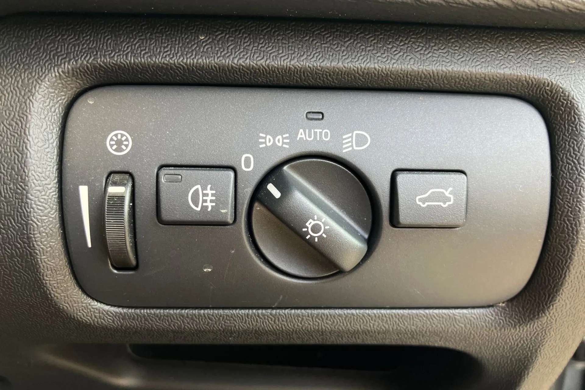 2019 VOLVO V40 2019 VOLVO V40