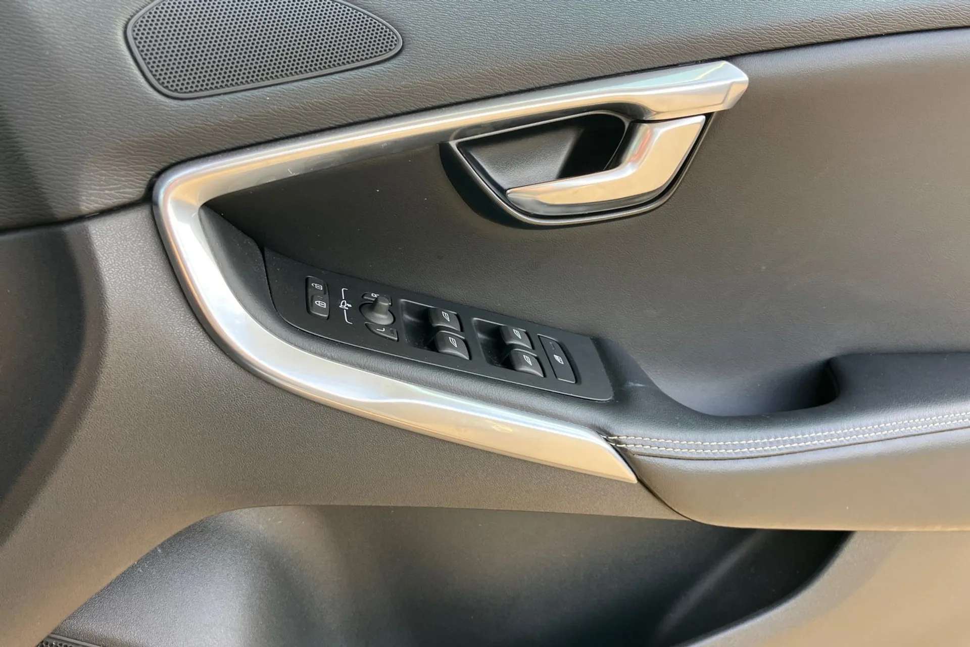 2019 VOLVO V40 2019 VOLVO V40