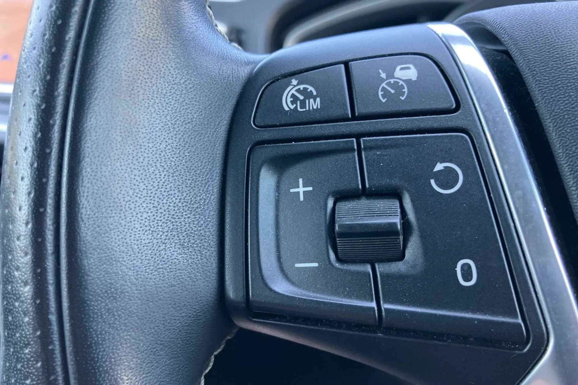2018 VOLVO V40 2018 VOLVO V40
